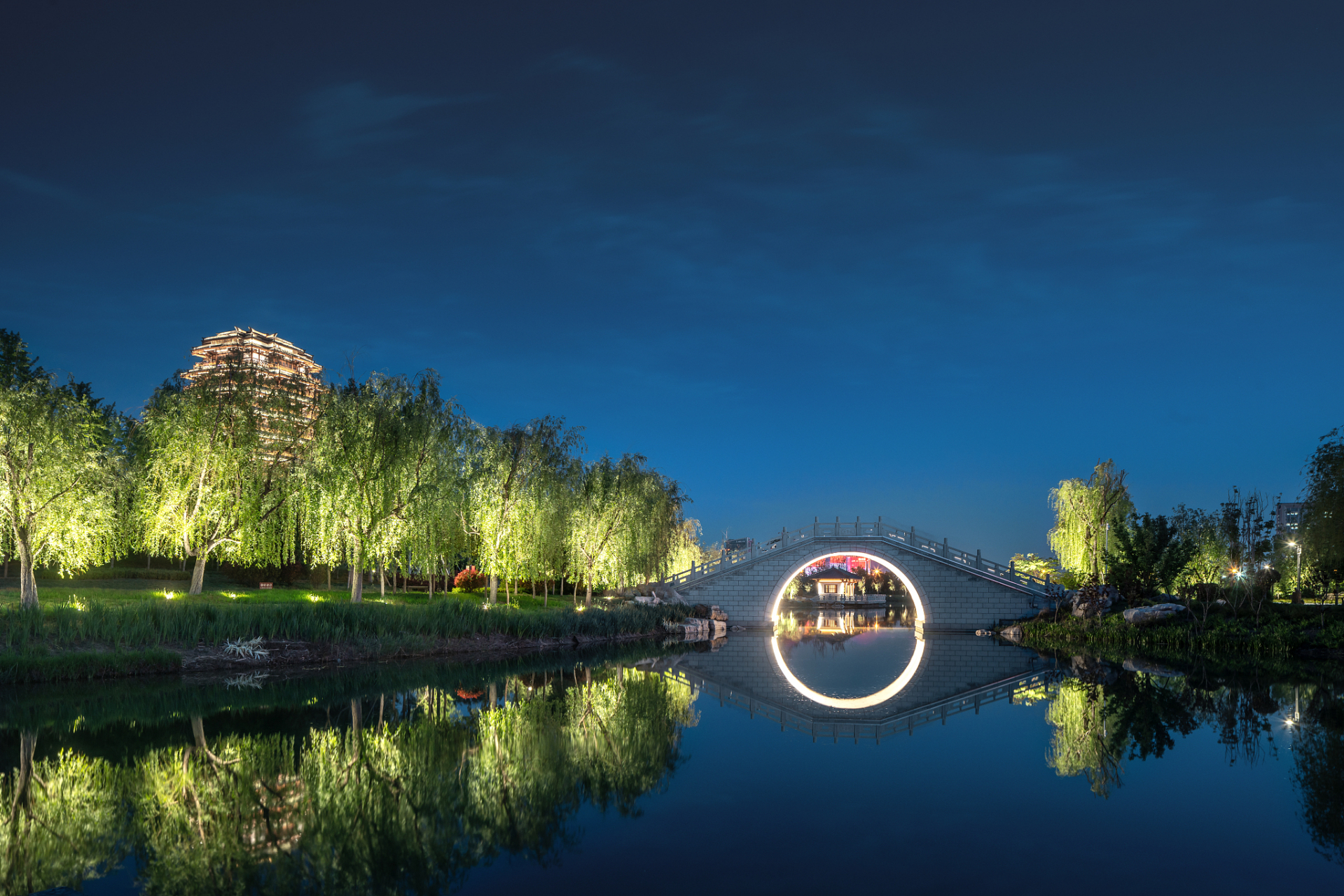 龙湖公园夜景的美,可以从以下几个方面来描述:  色彩丰富:在夜晚的