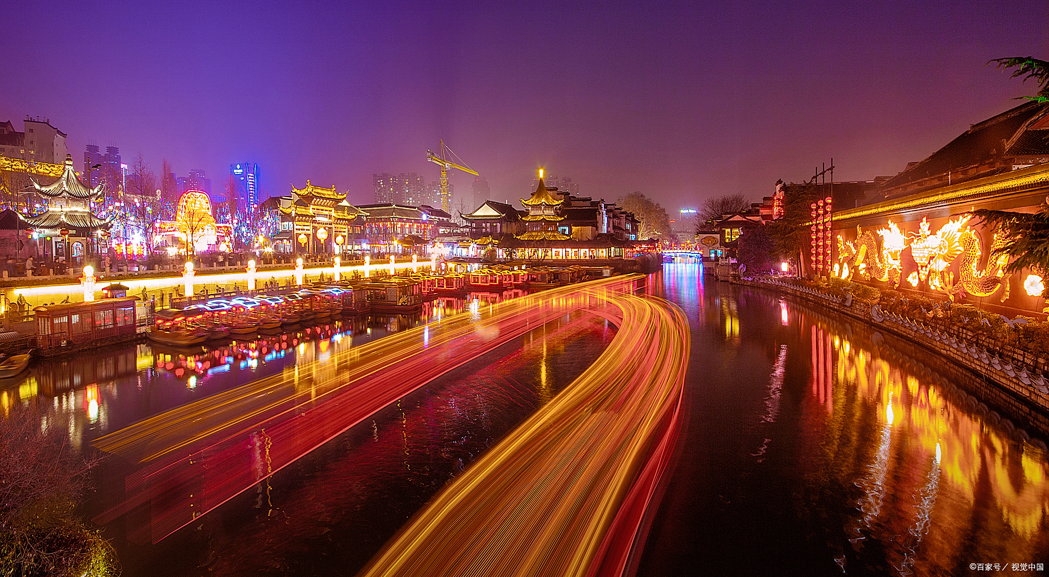 秦淮河的夜景尤其美丽,是游客品味南京历史文化与美景的好去处.