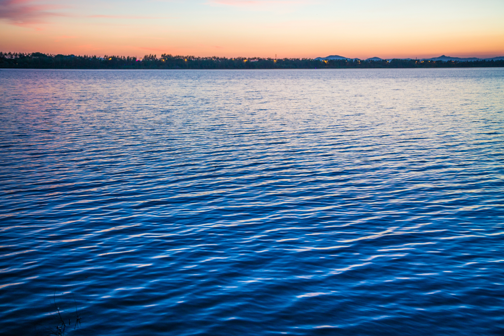 "投石击水, 不起浪花, 也泛涟漪.