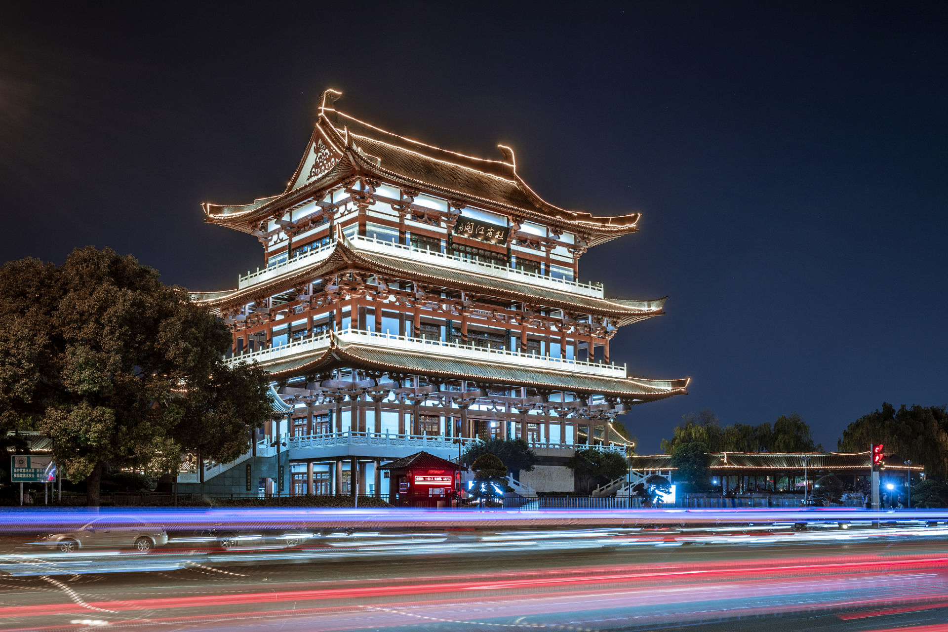 无论是追忆历史,还是畅想未来,杜甫江阁都是一个宁静的港湾,让人找到