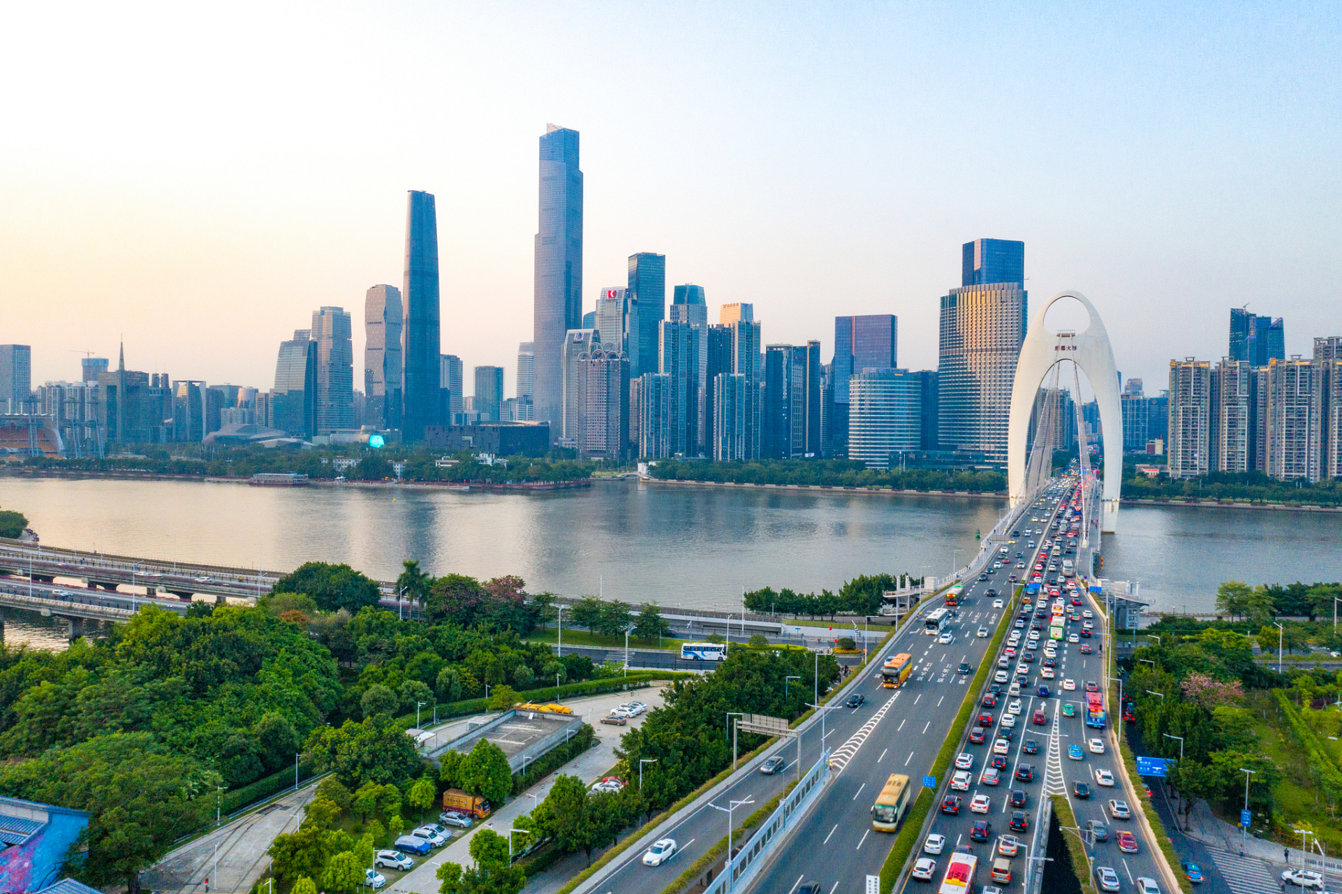 《柳州之旅:街头巷尾的旅行》 一,行程安排 第一天: 上午:抵达柳州