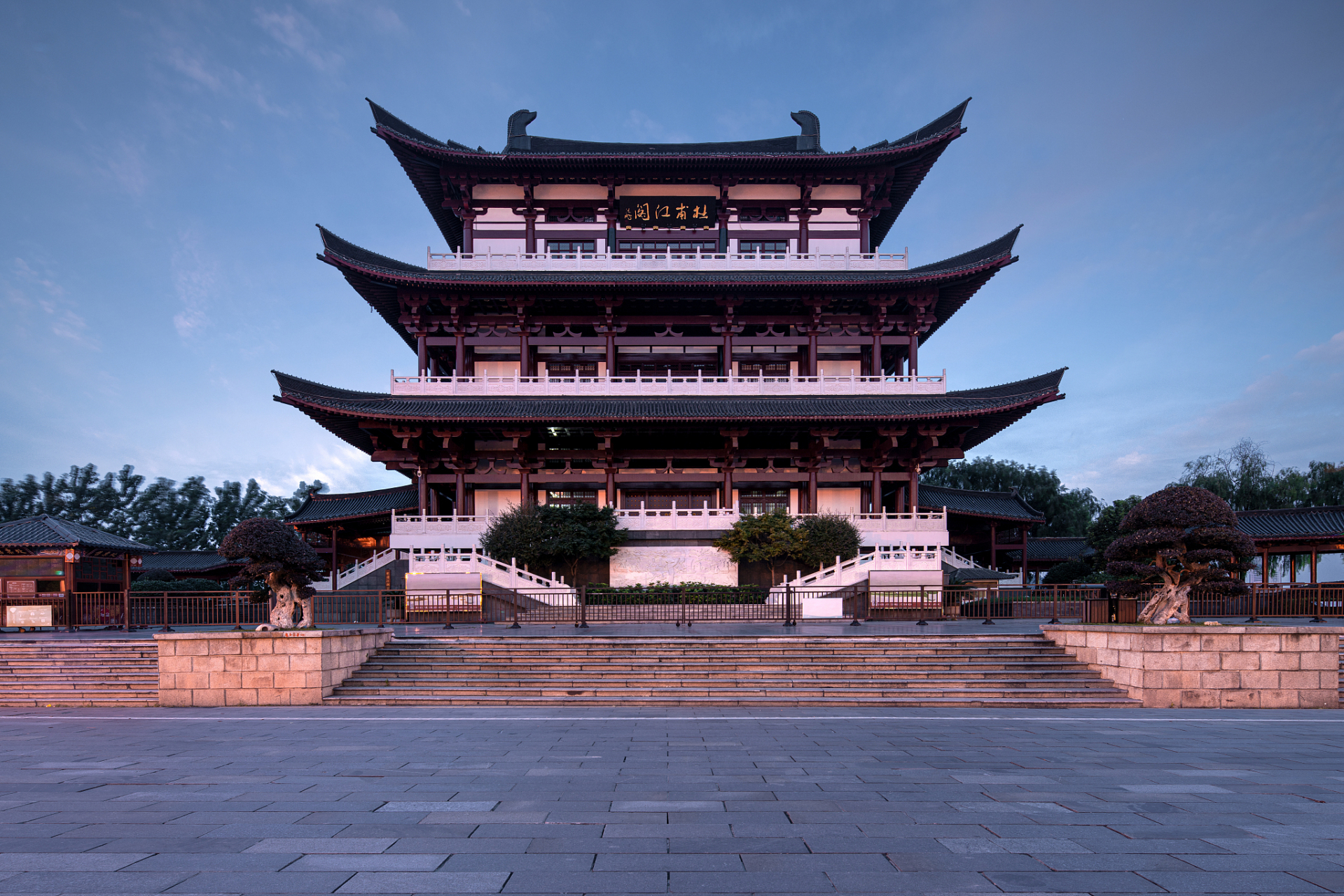 杜甫江阁,一座临江而立的古色古香建筑,以唐代大诗人杜甫为纪念,彰显