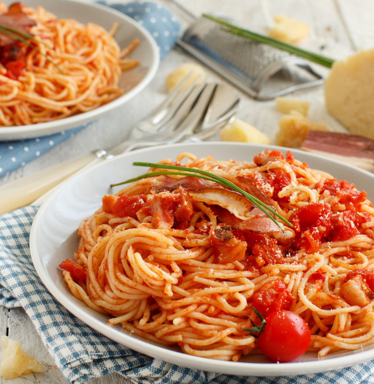 烹饪步骤包括煮意大利面,炒香洋葱和大蒜,煮软番茄,加入意大利面和