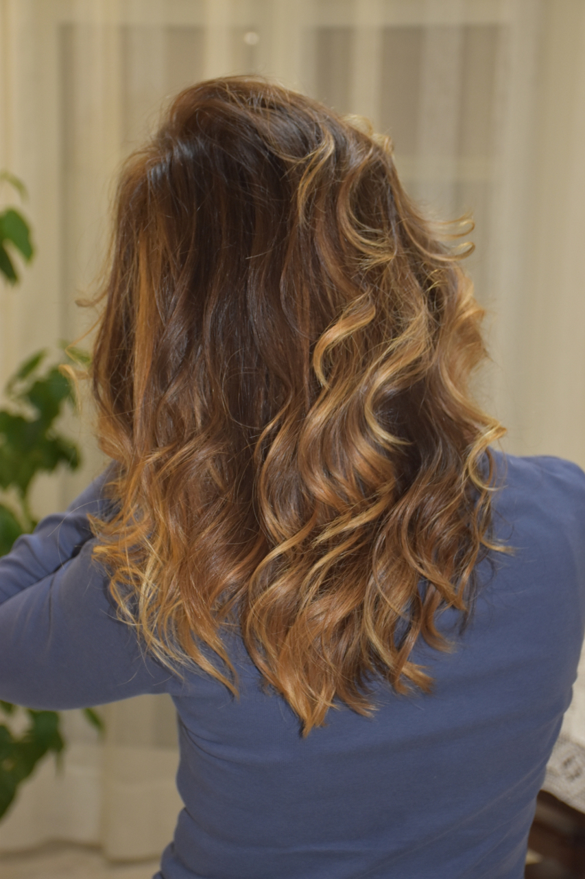 冬季染发推荐深棕色,红褐色,冰川银灰色,洋红色和蓝黑色.