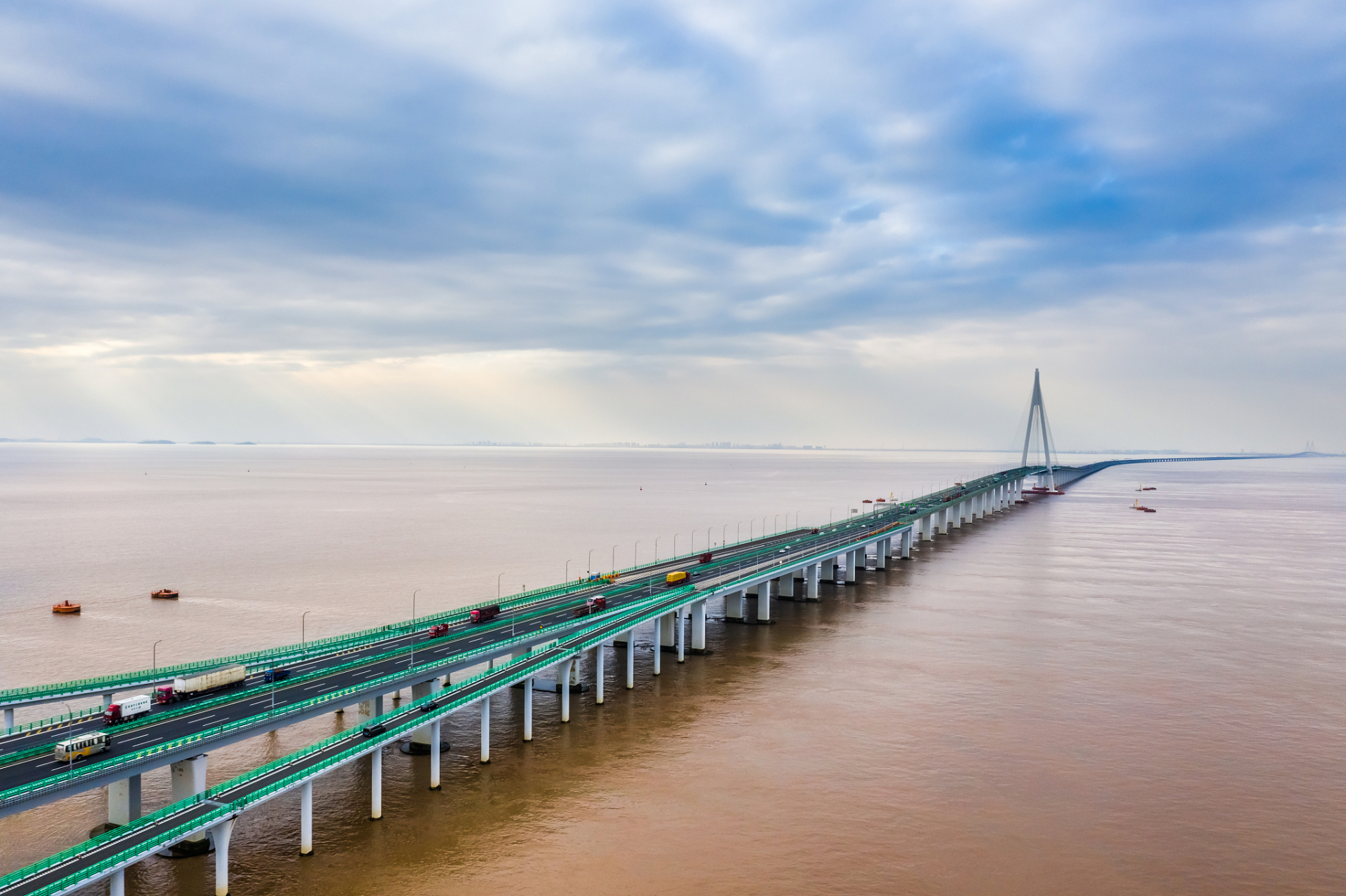 杭州湾跨海大桥的简介  当提到杭州湾跨海大桥,这座连接上海与宁波的
