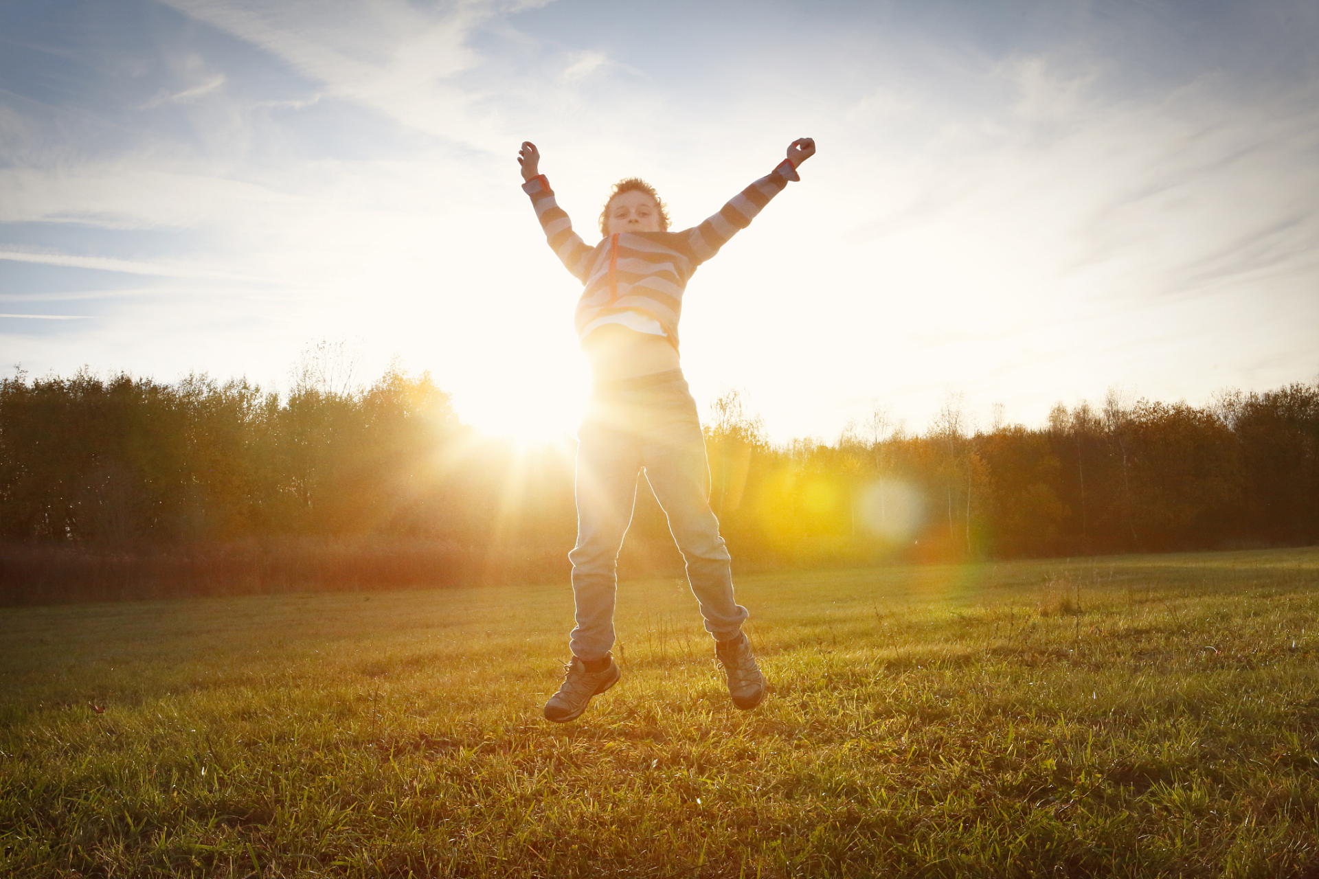 晨起三个动作,健康养生,一天精神满满 1,伸懒腰——提神醒脑,消疲劳 2