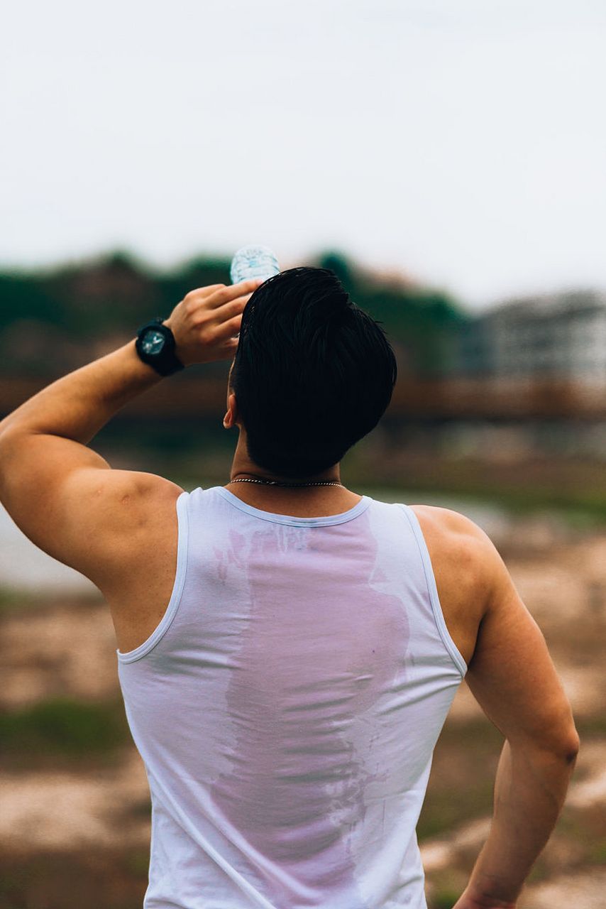 男生在家光膀子#  大家好,今天我们来谈谈男生夏天在家光膀子的话 ..