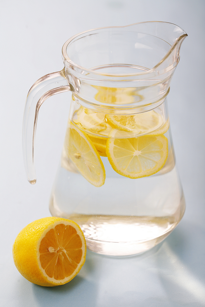 很多女生都喜欢用柠檬泡水喝,不仅酸酸甜甜味道好,还能美白养颜.