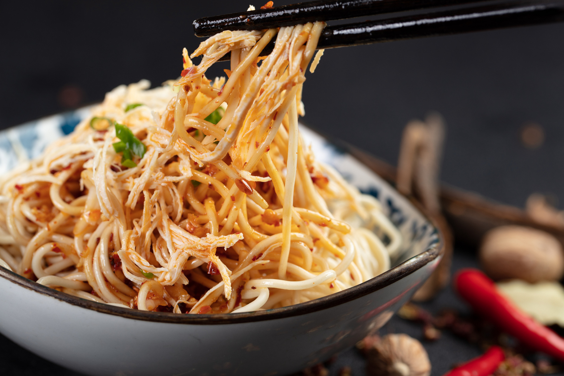 麻辣凉面是以面条和麻辣酱为底料,辅以葱姜蒜,醋,白糖等调料拌制而成