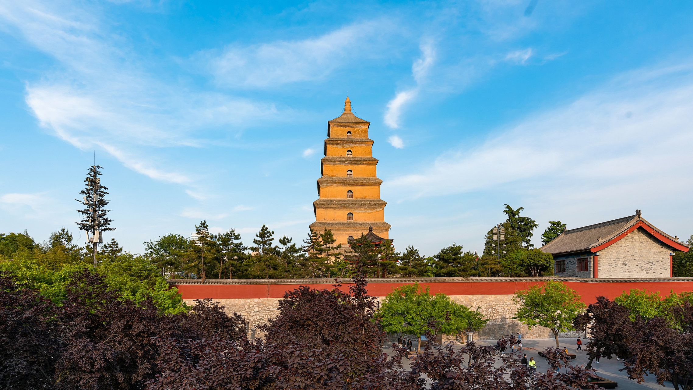 大雁塔作为现存最早,规模最大的唐代四方楼阁式砖塔,是古都西安和陕西