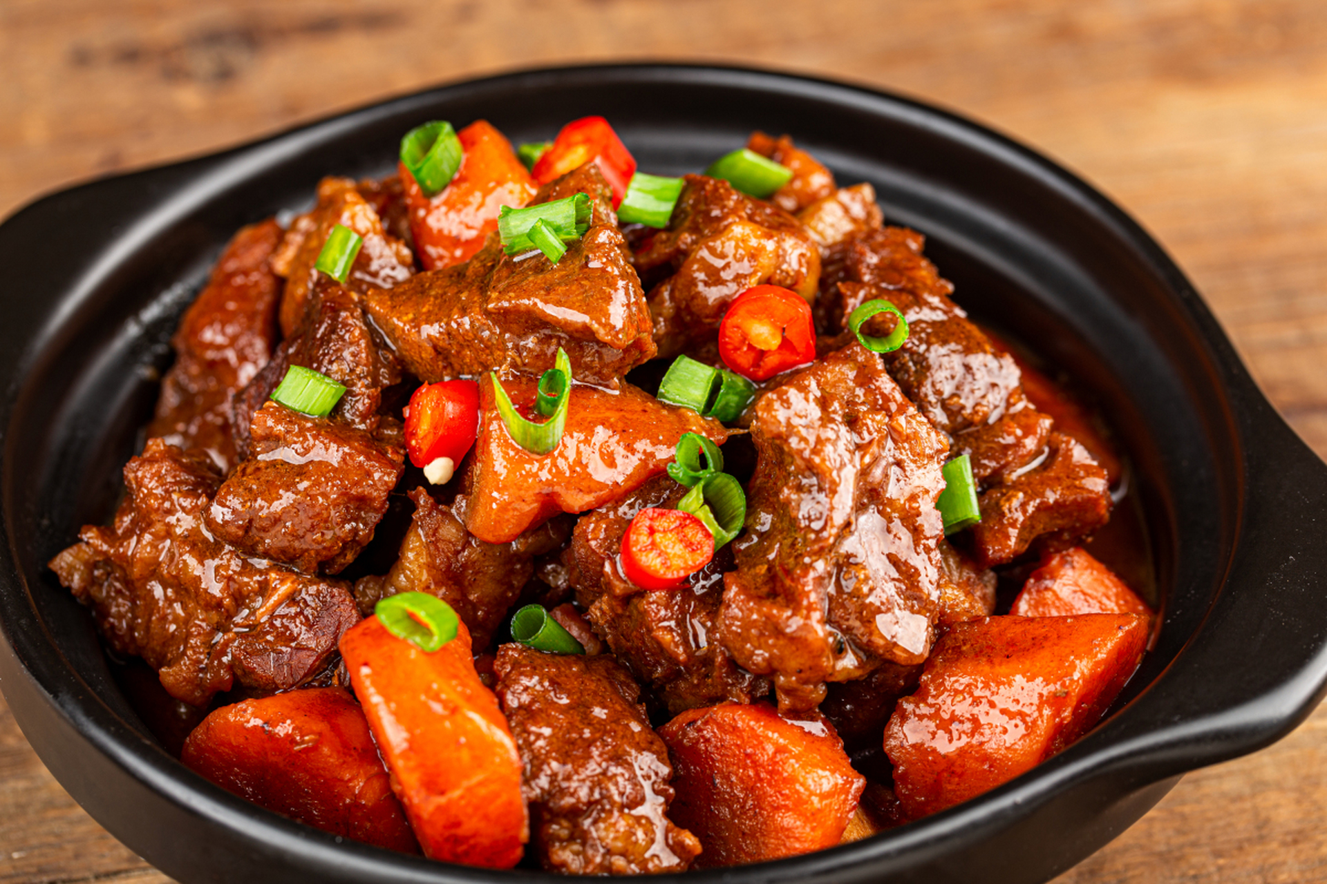 红焖羊肉的制作工艺源自唐代,当时叫做"红烧羊肉",后经宋代发展演化成