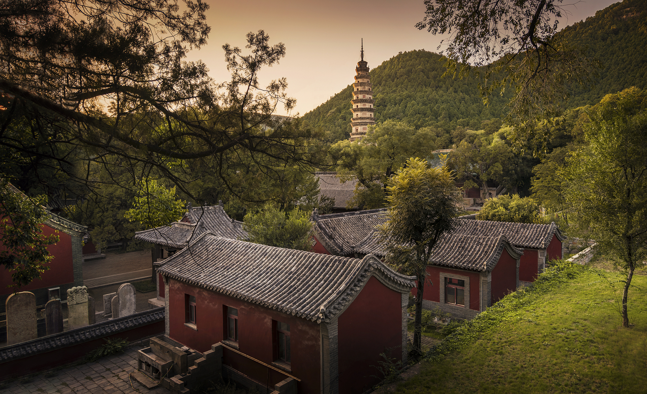 西安有很多有名的寺庙,以下是一些值得打卡的寺庙和简单介绍: 蟠 