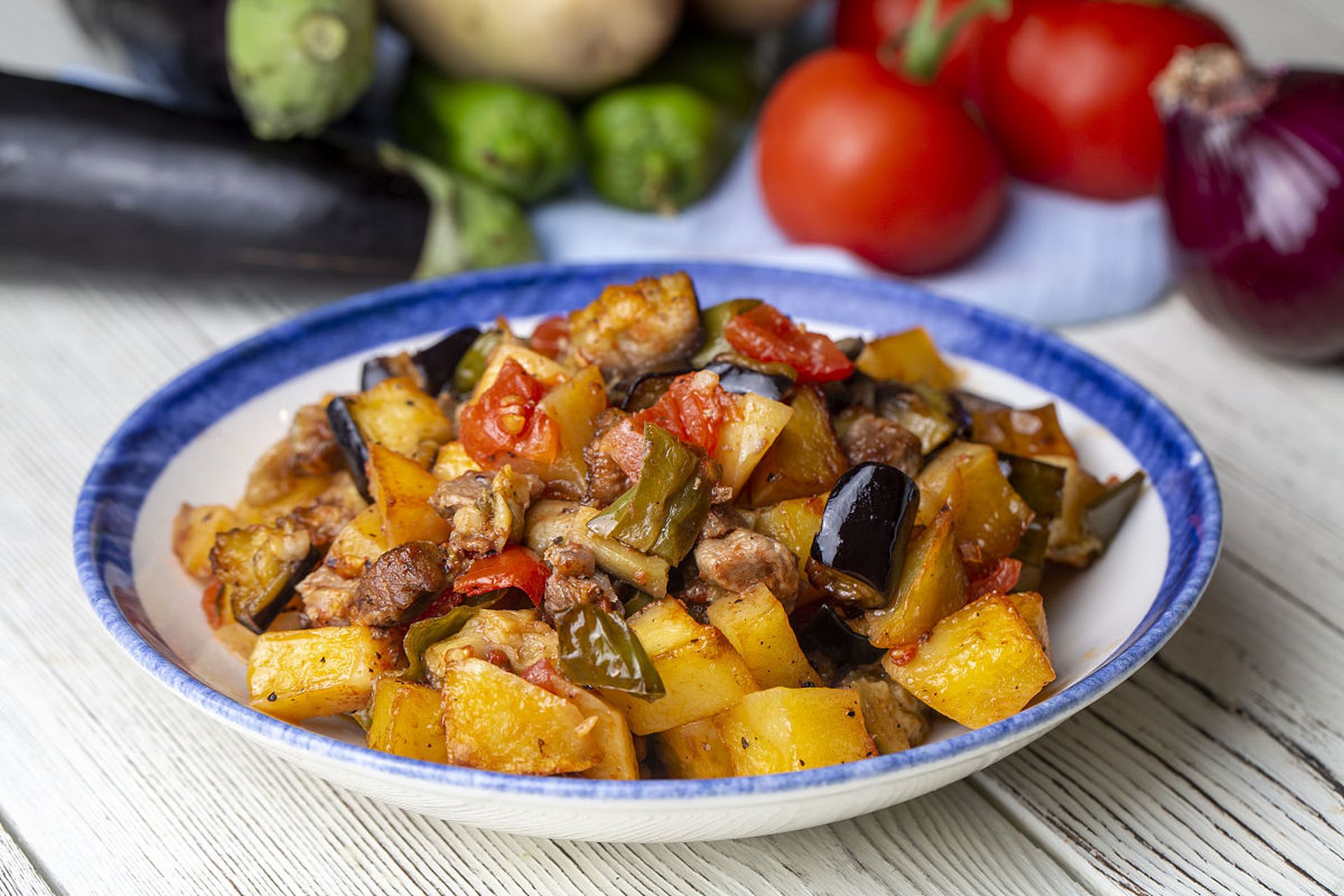 99 00食材:茄子,土豆,青椒,蒜末. 02制作: 1. 调酱汁. 2.