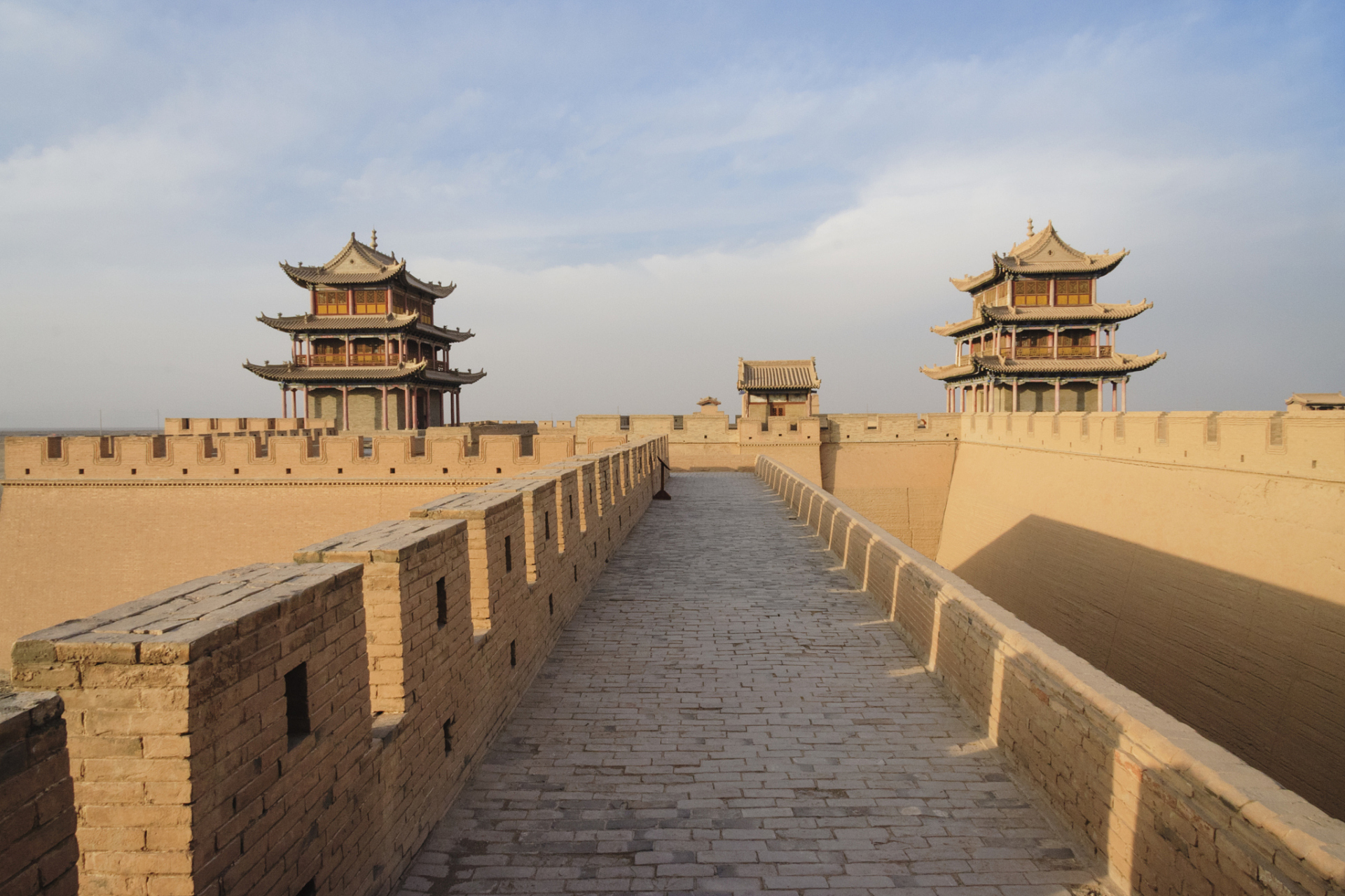 探访甘肃嘉峪关关城,这座号称"天下第一雄关"的古老要塞,承载着丰富的