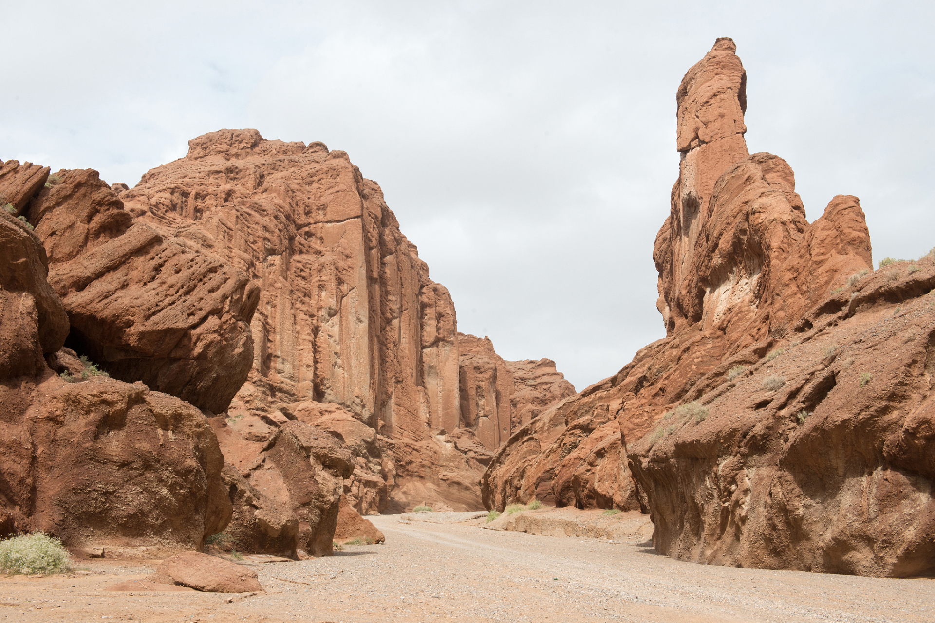 库车大峡谷色彩斑斓,克孜尔千佛洞保存完好,库车王府建筑风格独特