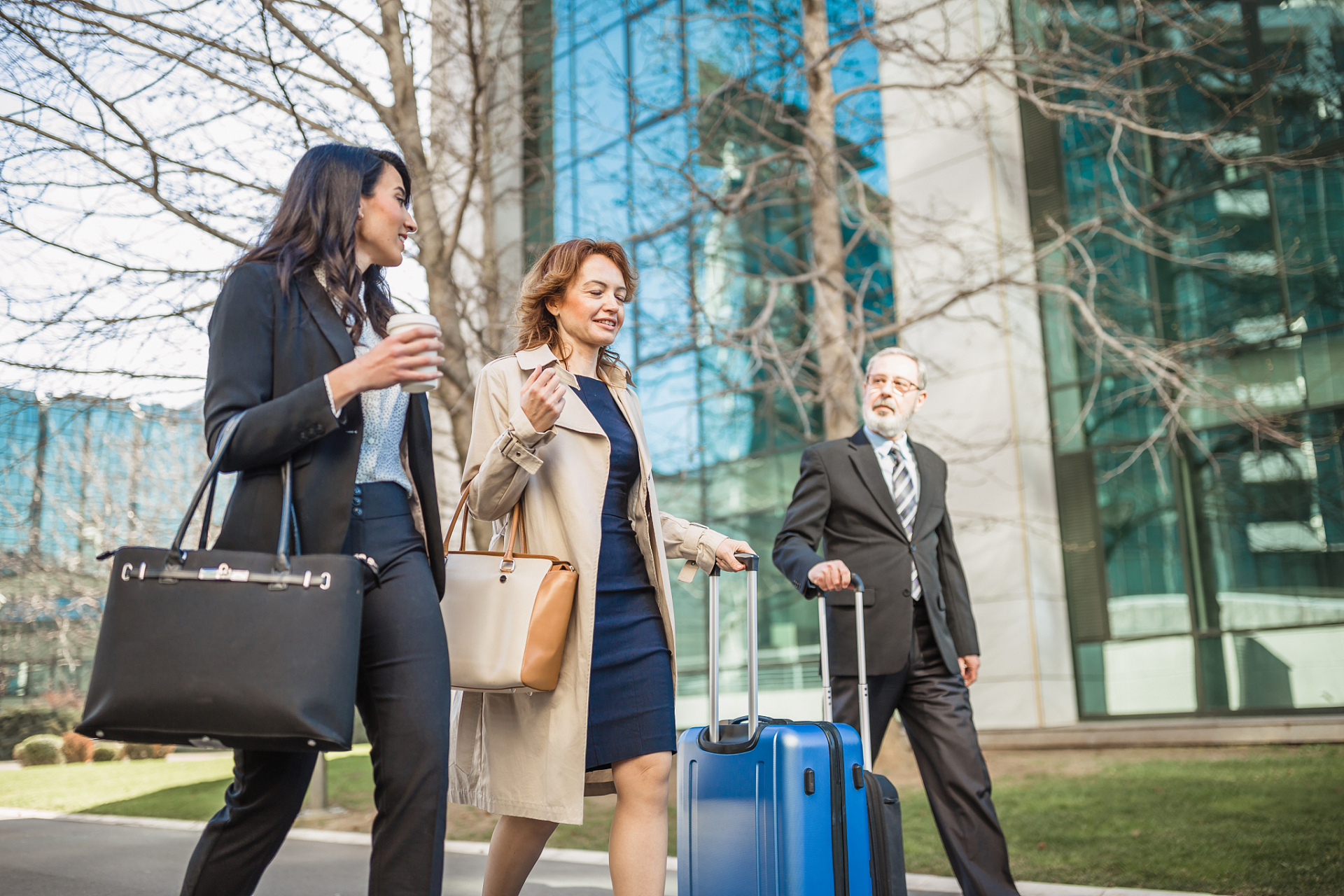 去外地出差,尽量不要住在亲戚朋友家,因为双方都不方便.  2.