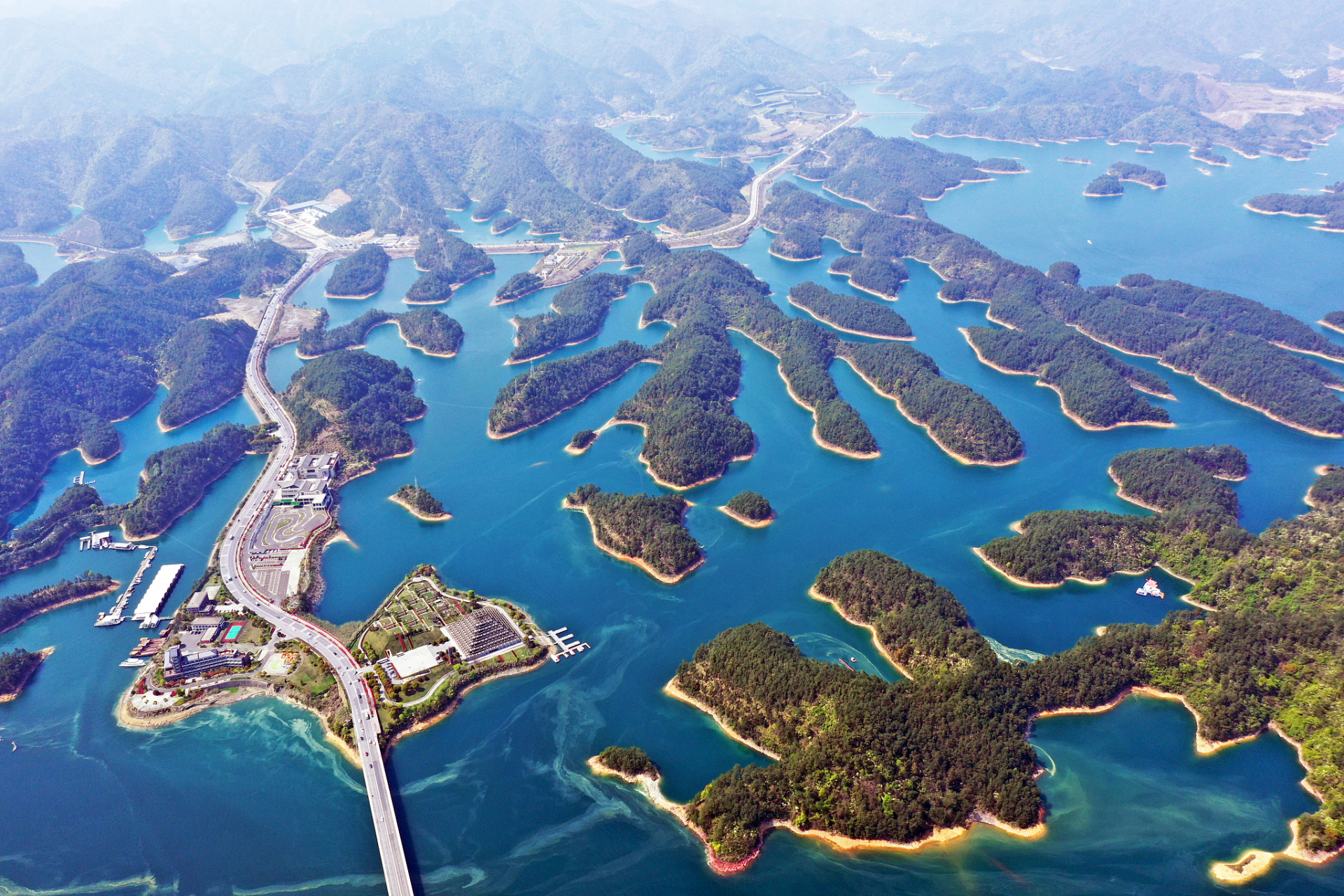 千岛湖位于浙江杭州淳安,以岛屿众多,水质清澈著称,是度假胜地.