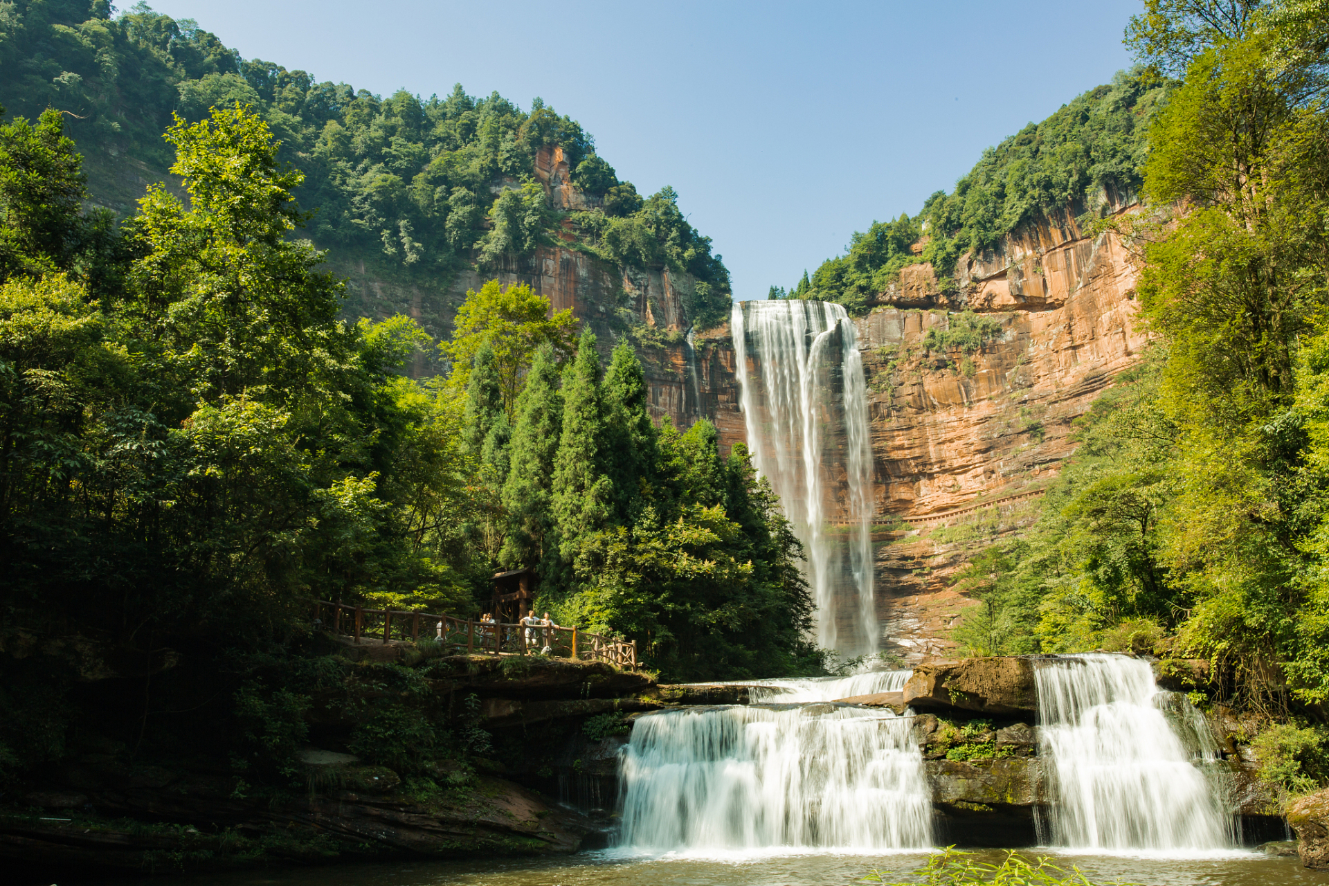 万州是位于重庆市的城市,拥有丰富的自然和文化资源以及独特的地貌和