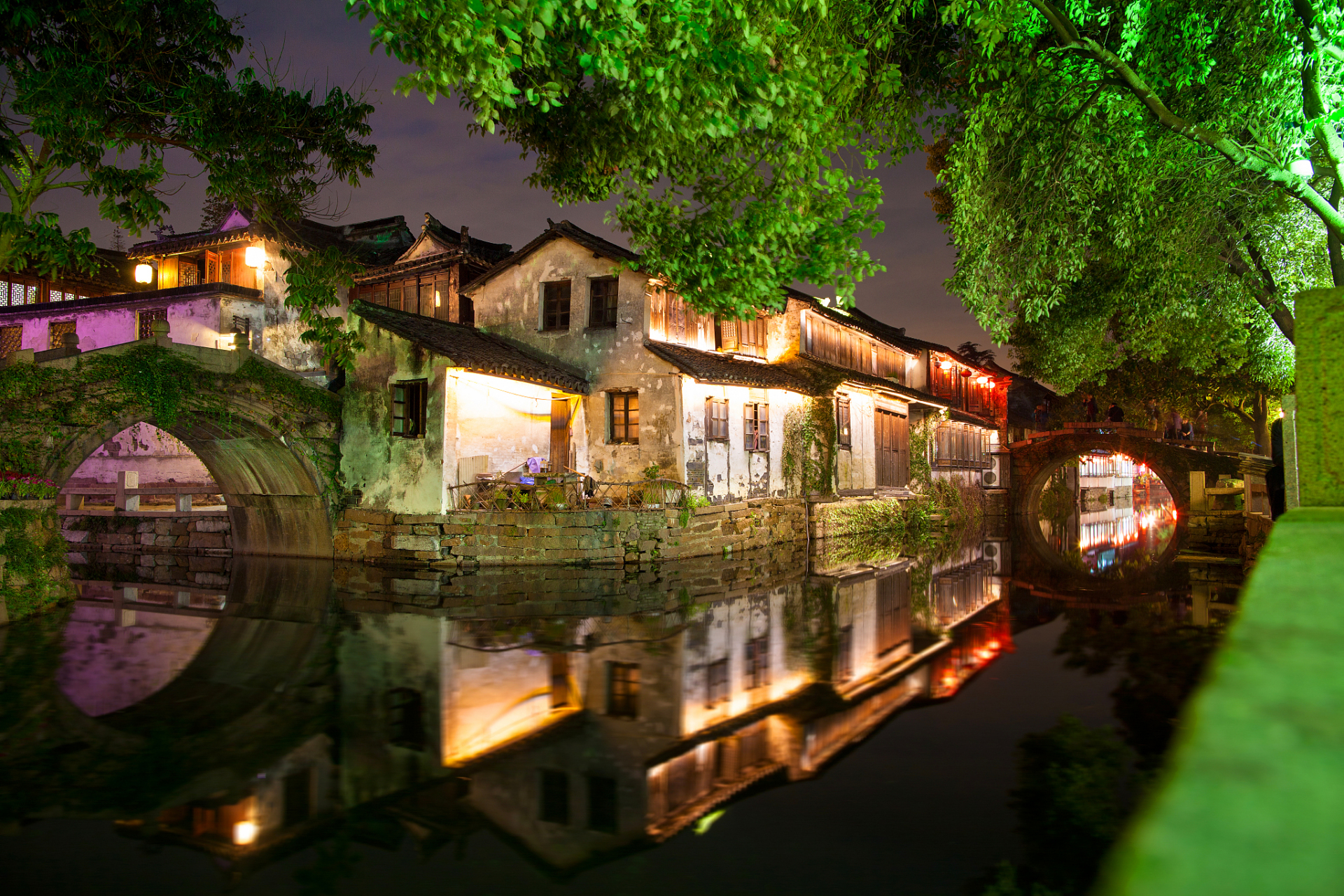 周庄古镇是国家5a级旅游景区,位于江苏昆山市周庄镇,距离上海,苏州,嘉