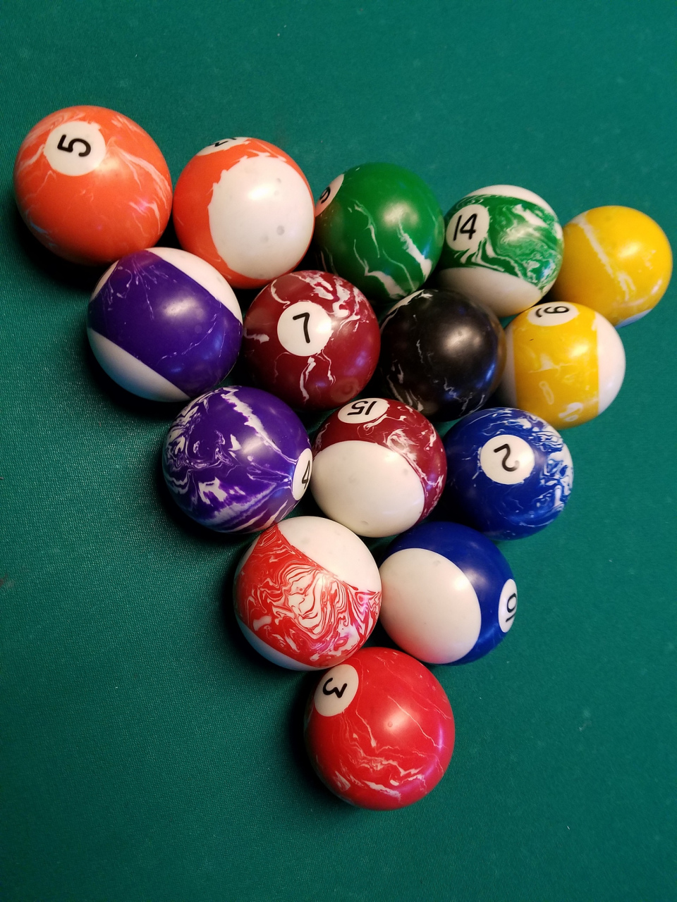 台球的摆法包括确定起始球,目标球和其他彩色球的位置,并注意不同颜色
