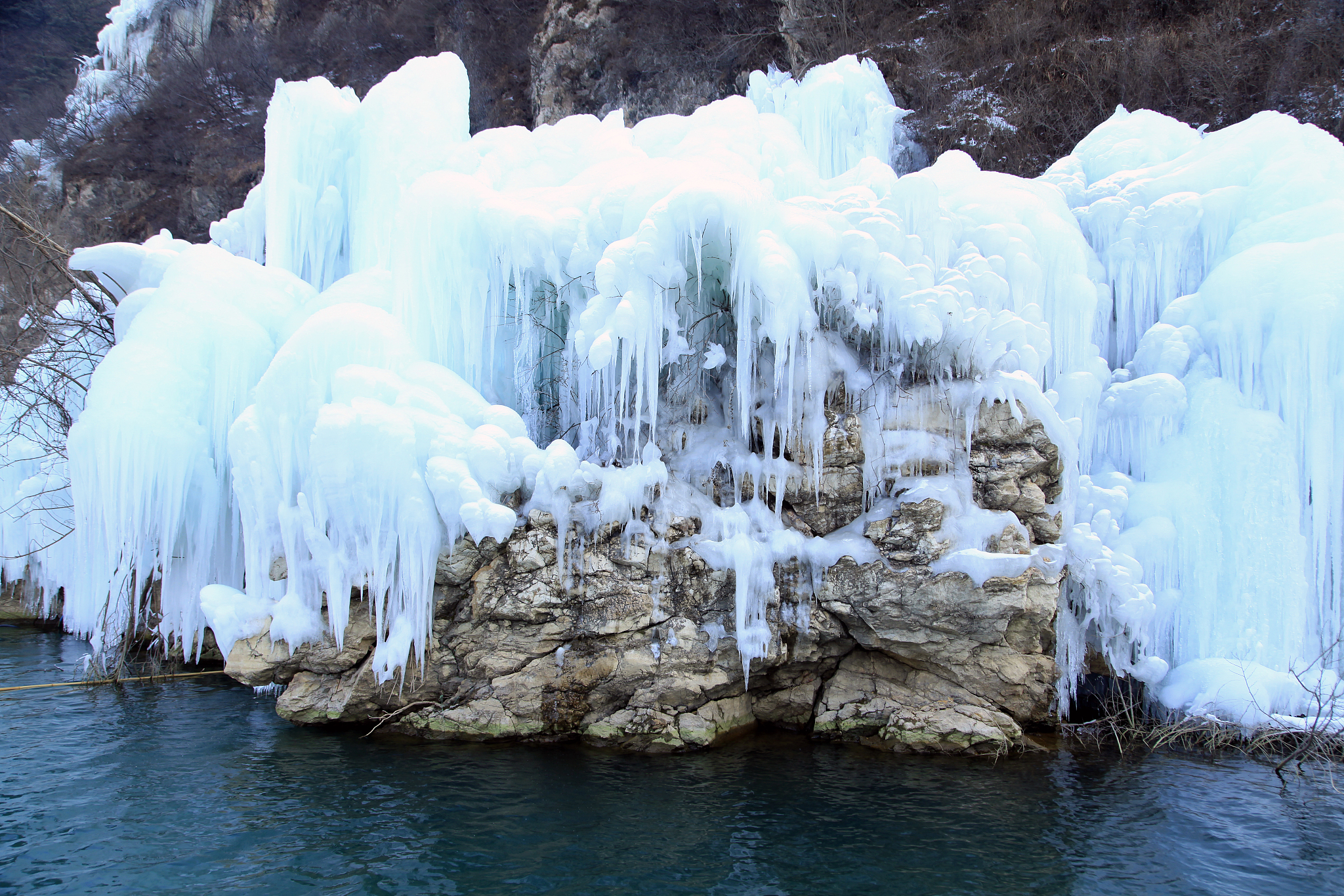 虎牙大峡谷冰瀑图片