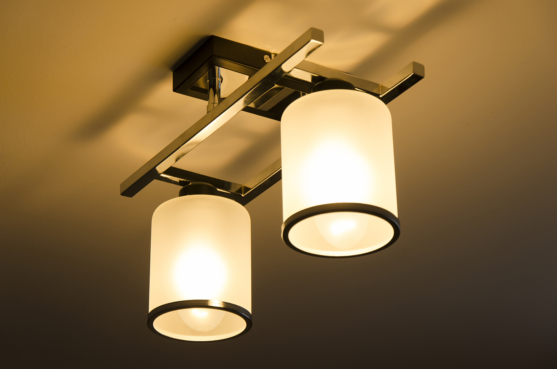 99如何选择适合自己家居的灯具,让居住更舒适  在家居的装修中,选择