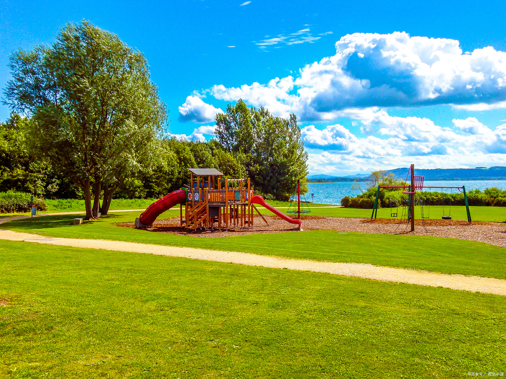 在天际,红晕抹遍东半边的地平线,高楼的细长影子慢慢的从草地上退去