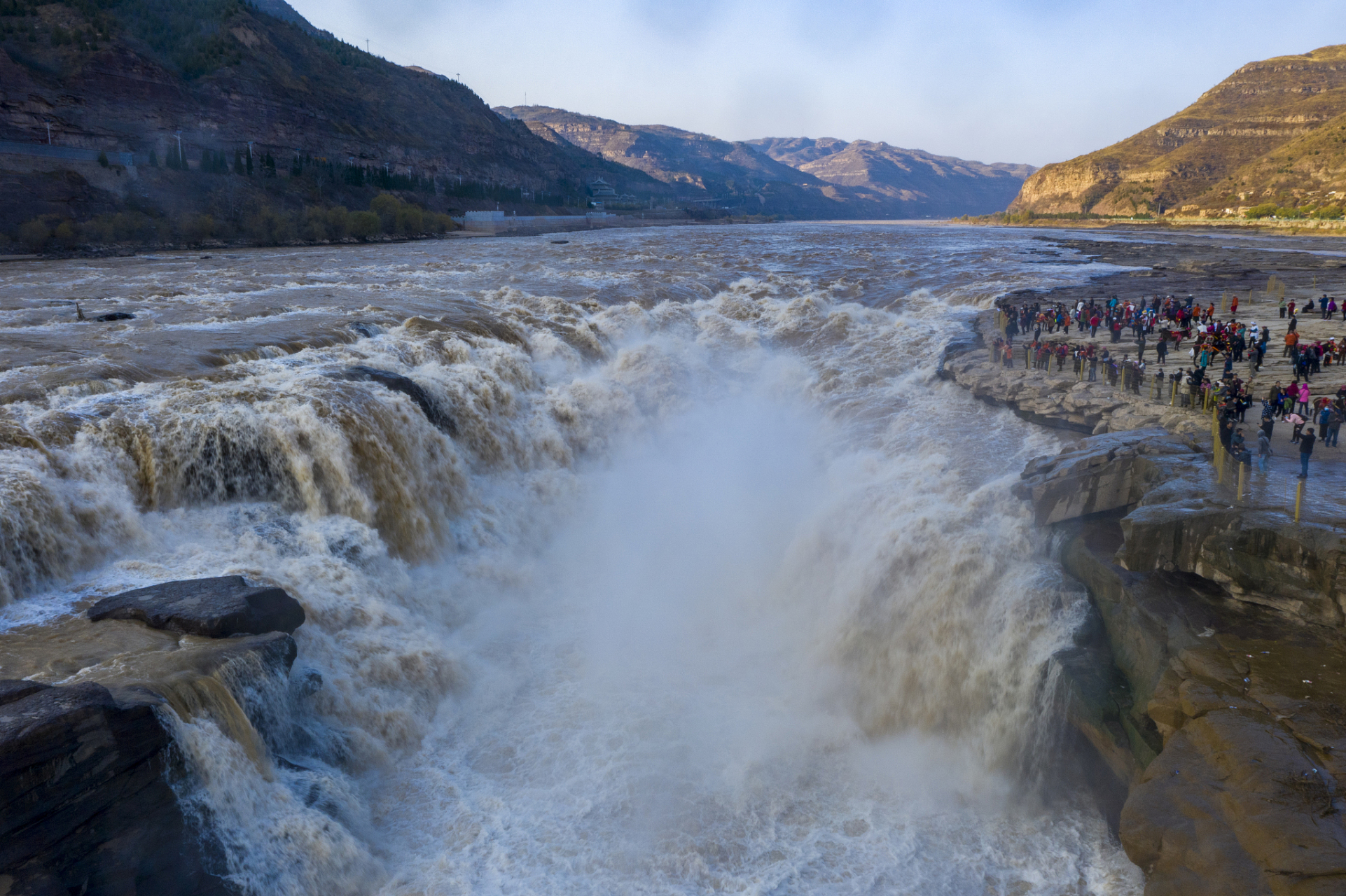 壶口瀑布:壶口瀑布位于山西省临汾市吉县,是一个著名的瀑布景区.