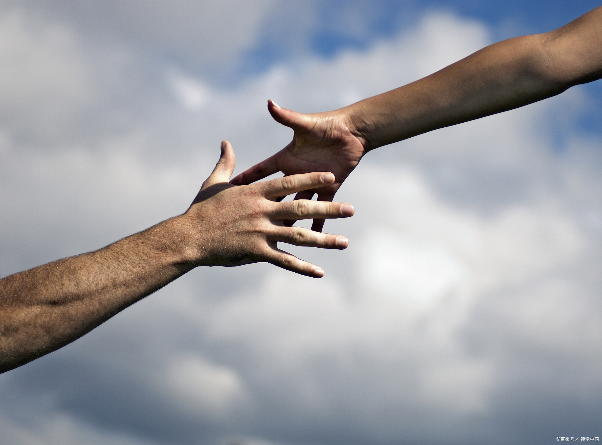 他听说这个聚会是一个盲人组织的,旨在帮助盲人社交和交流