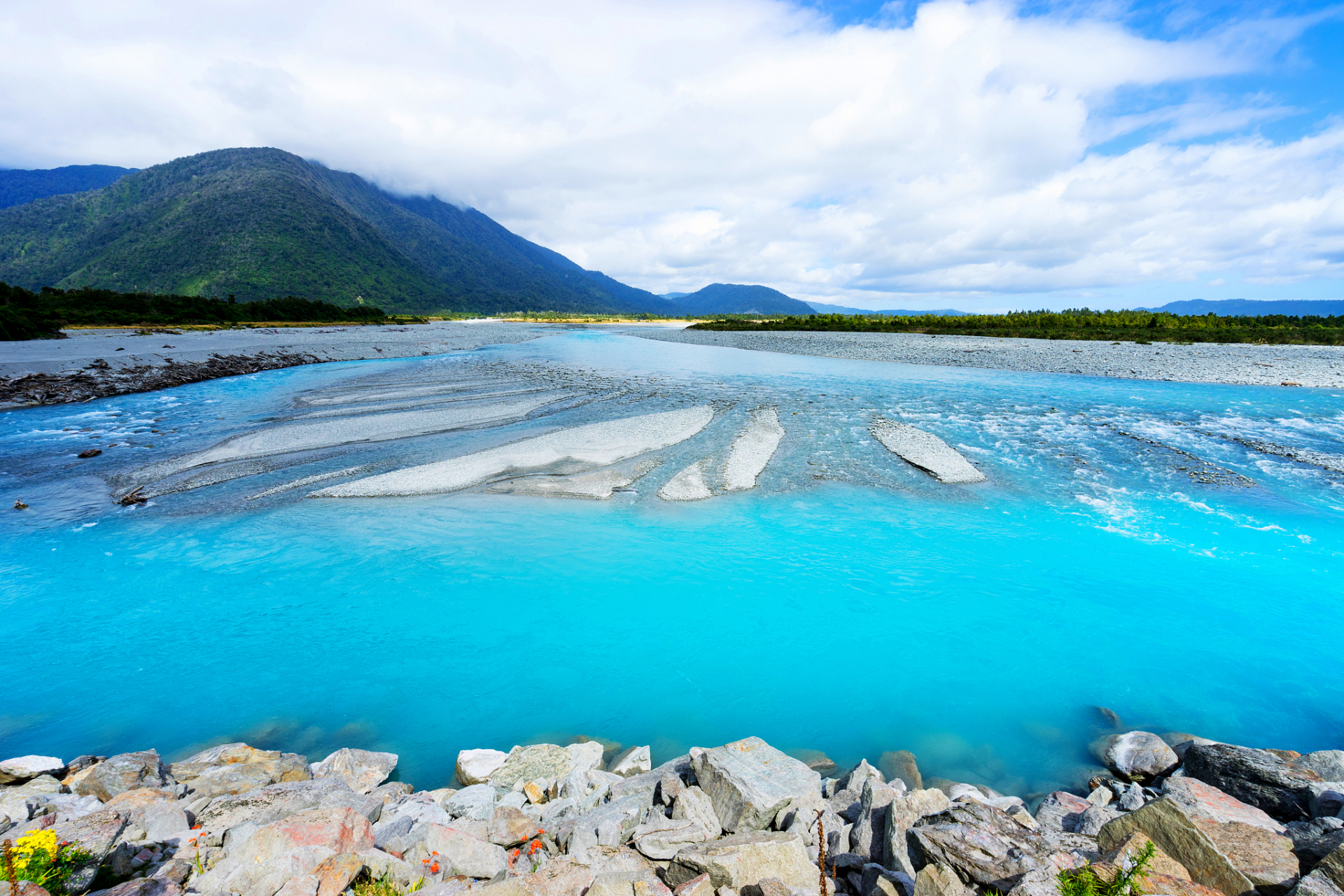 珍珠滩位于九寨沟景区下段,是一处有着浅滩和瀑布的美丽景点.