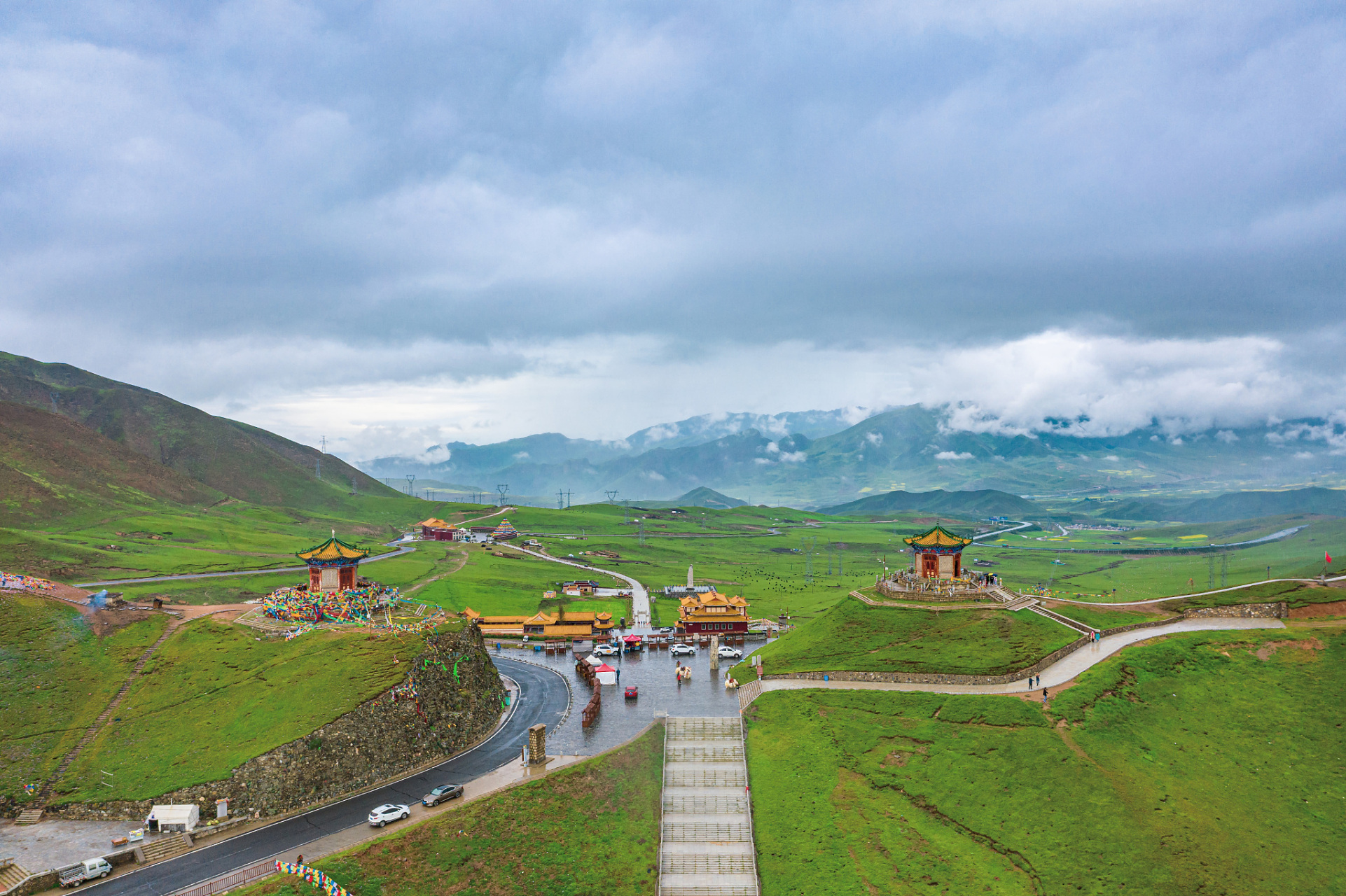 嘿,朋友们,我这有一份关于日月山旅游景区的介绍,请看:位于青海省西宁