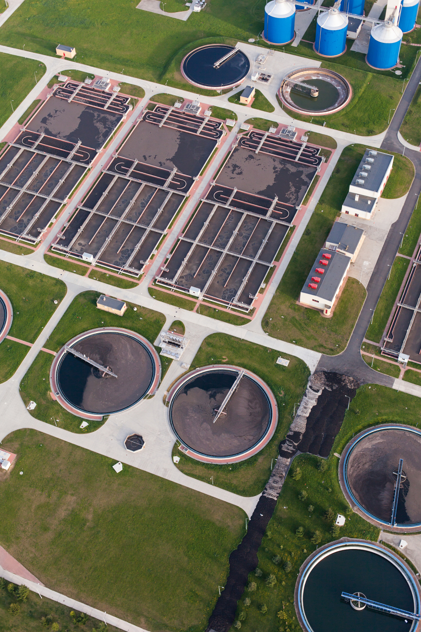 缺氧-好氧生物脱氮工艺,在好氧池实现硝化,在缺氧池中实现反硝化脱氮