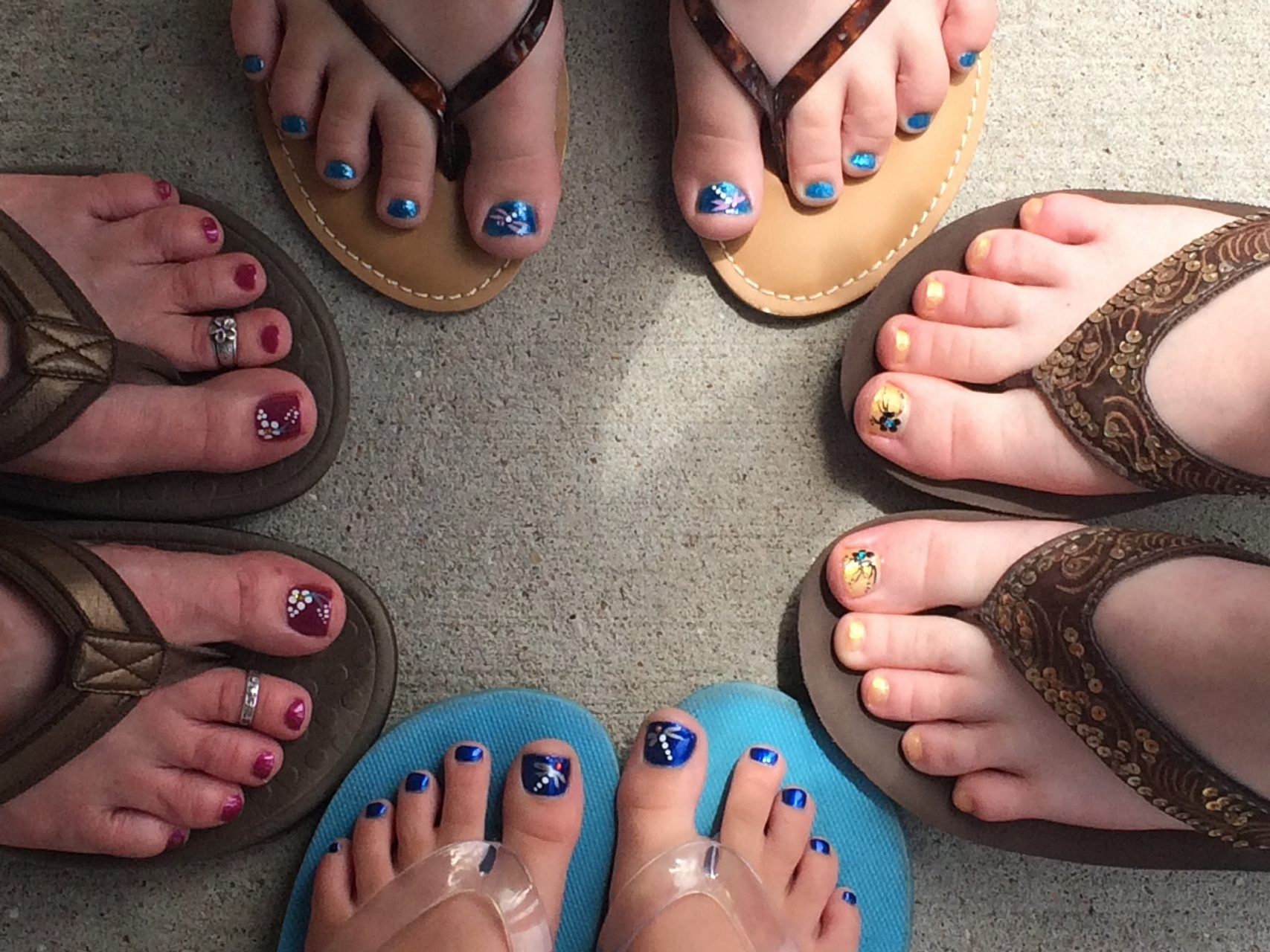 脚指甲油的颜色可以为你的整个穿着增添亮点和个性,但很多人仍然有