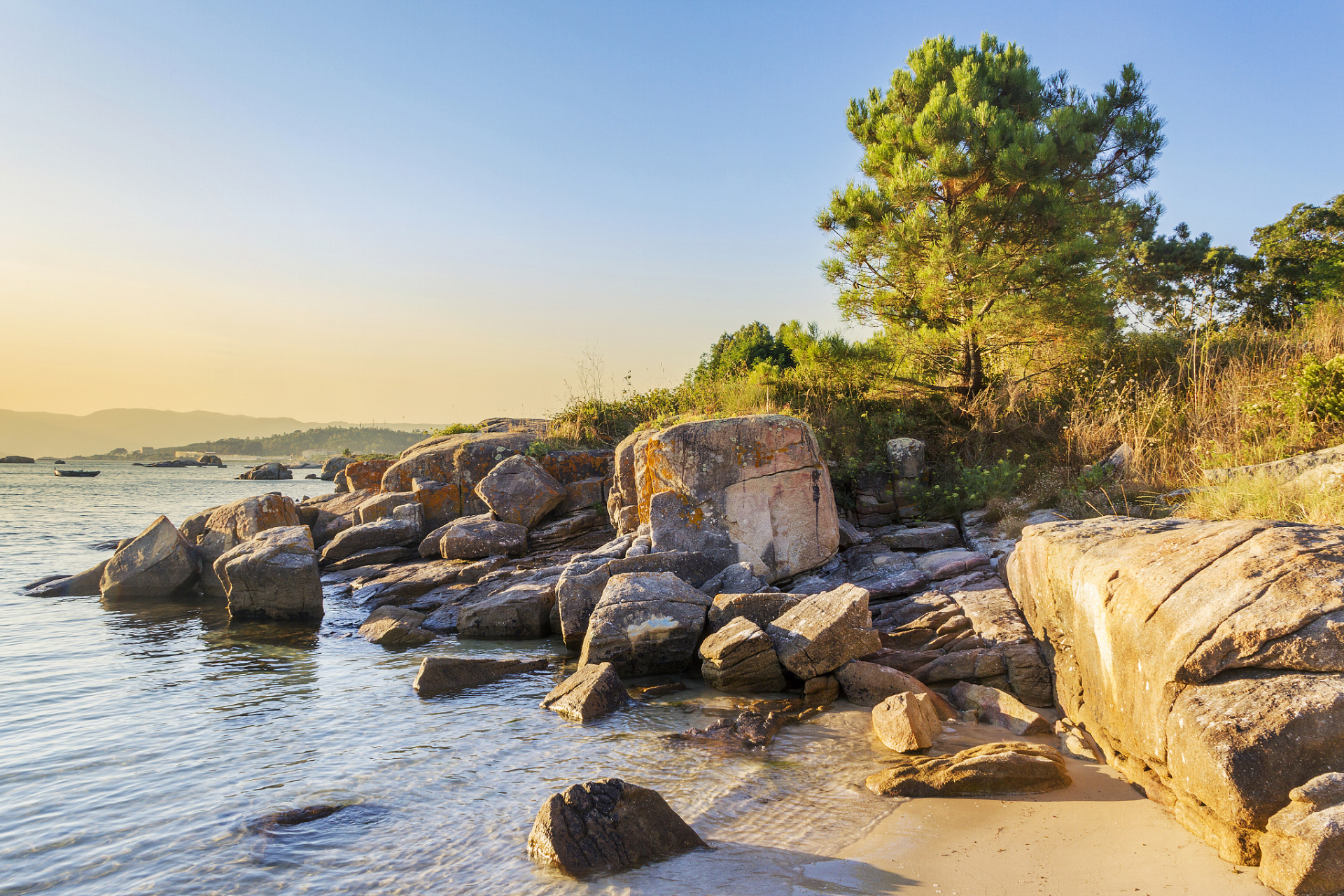 鹅尾神石公园,坐落于风景如画的乡村,被誉为大自然的珍宝.