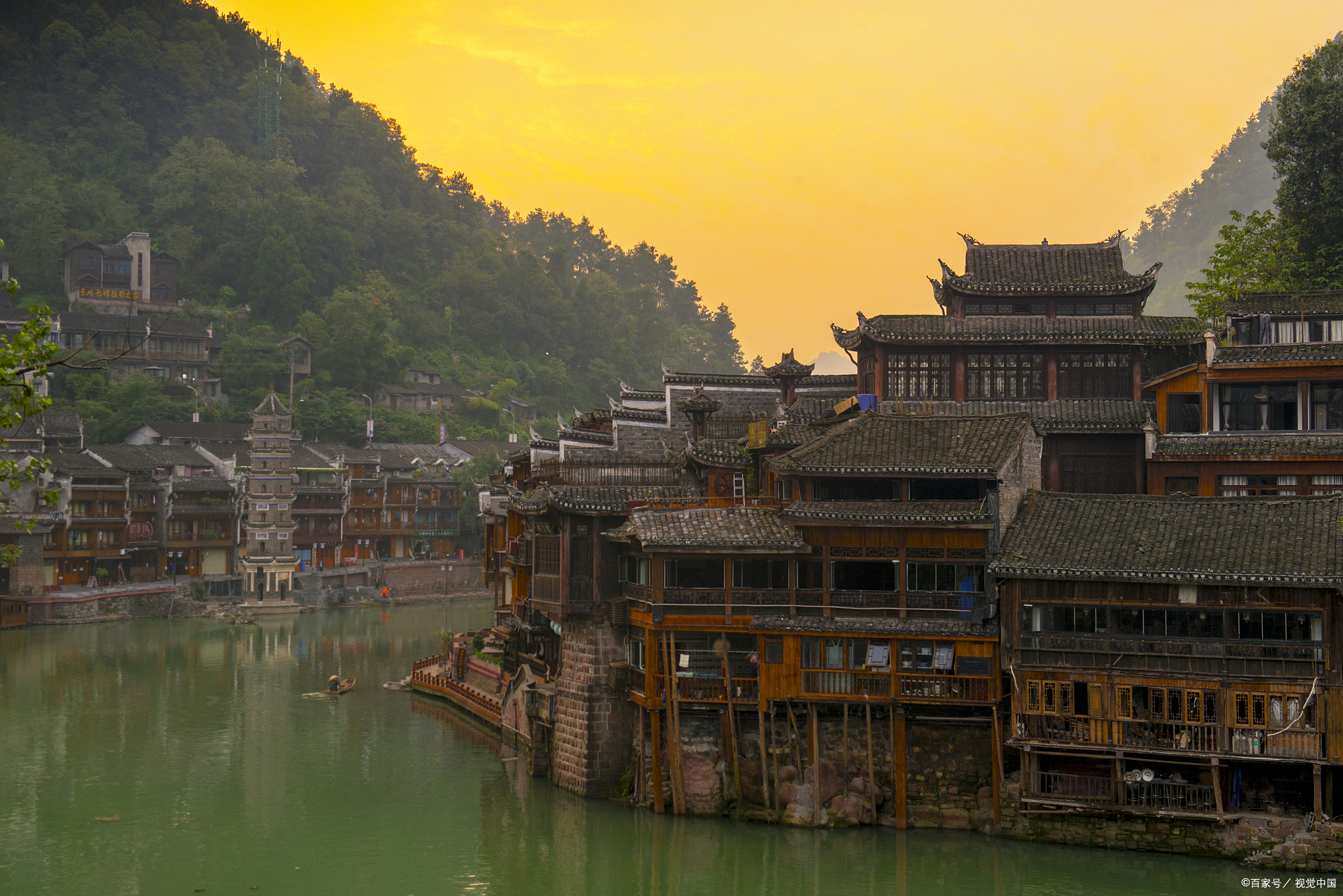 湖南凤凰:湘西苗寨的古城风情  首先,当你踏入凤凰时会被它那悠久历史