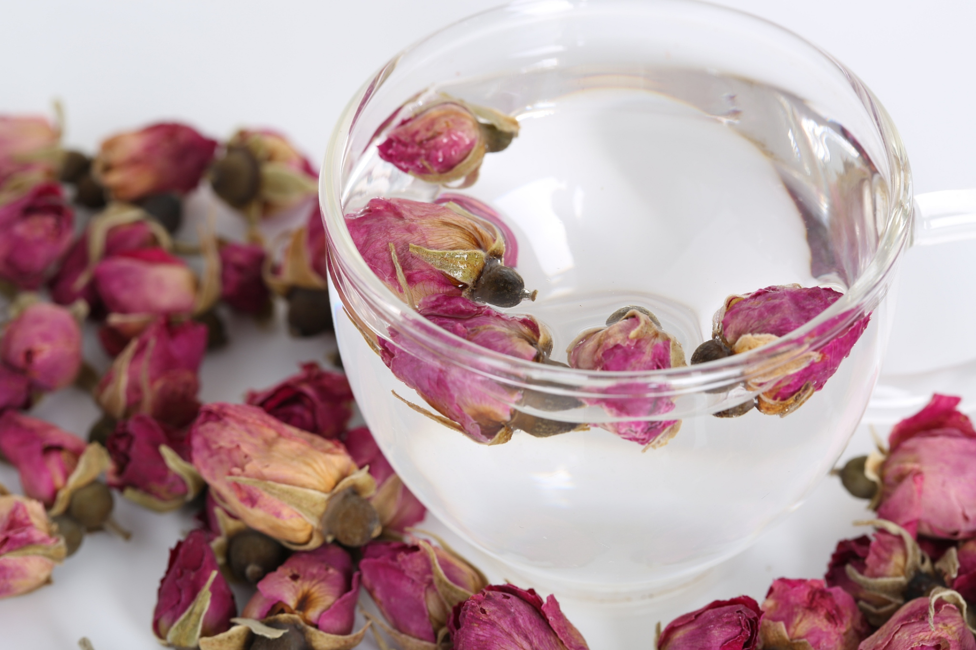 情绪纾解抑郁改善睡眠玫瑰花茶的味道清香幽雅,能够温养人的心肝血脉