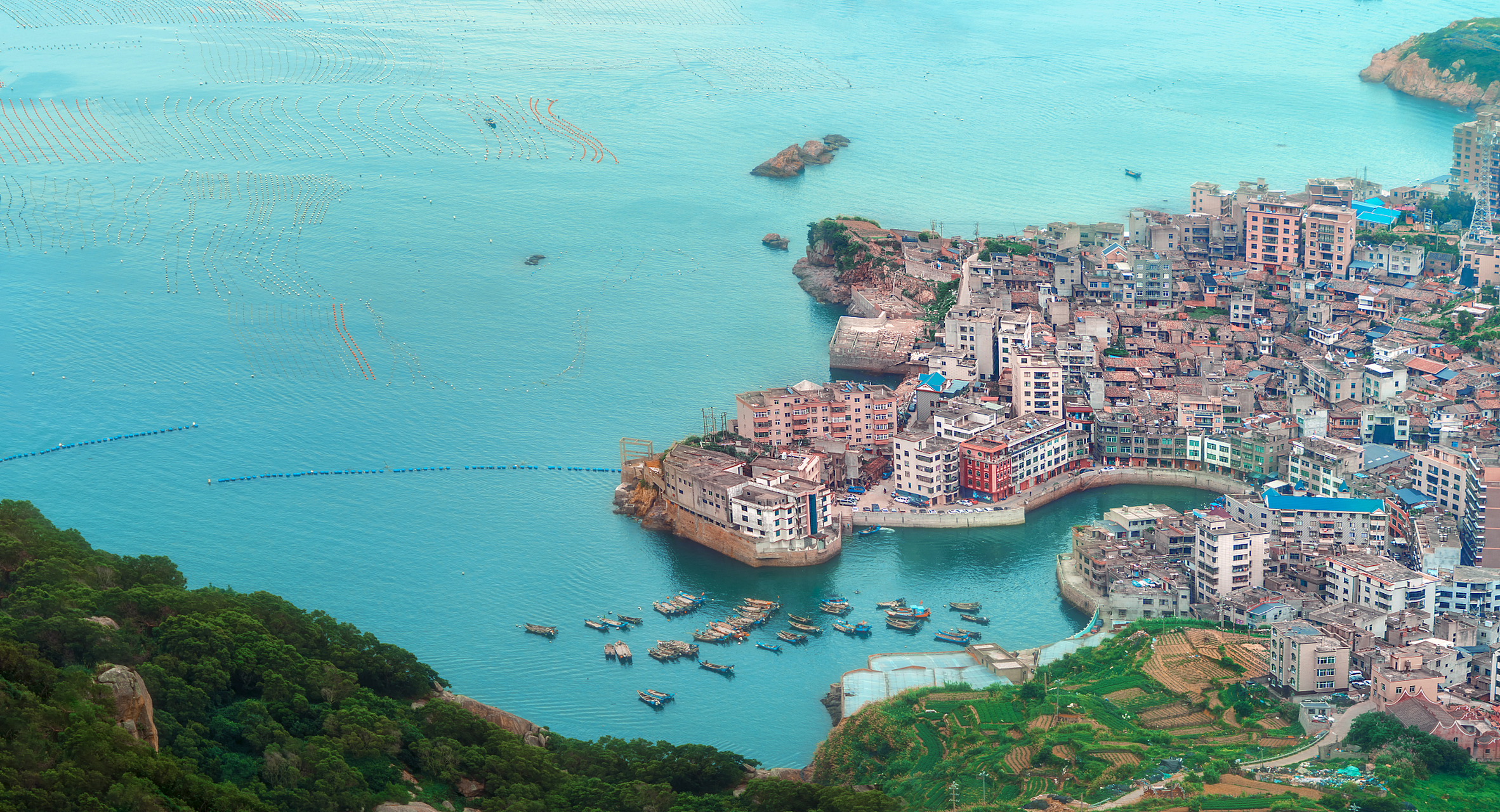 在晴朗的天气里,奇达村依山临海,仿佛与世隔绝的仙境.