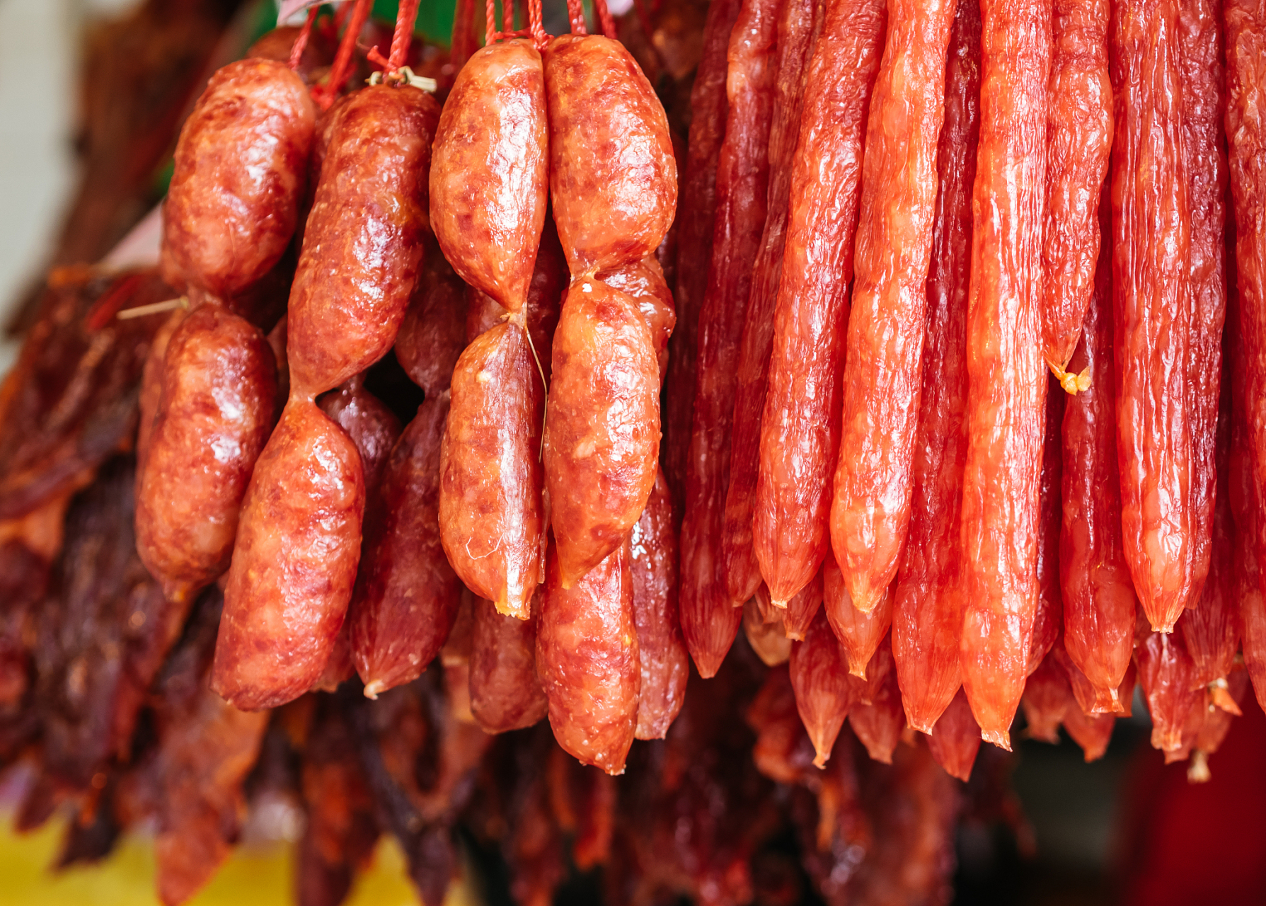 川式腊肠是一种以猪肉为主要原料,经过特殊工艺制作而成的川菜特色