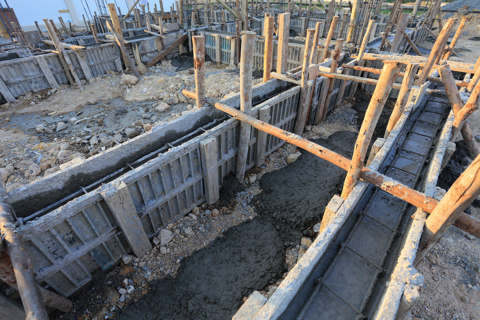 基坑支护土钉墙施工的2点要求:   1,土钉的倾角以 5 至 20 度为宜,其