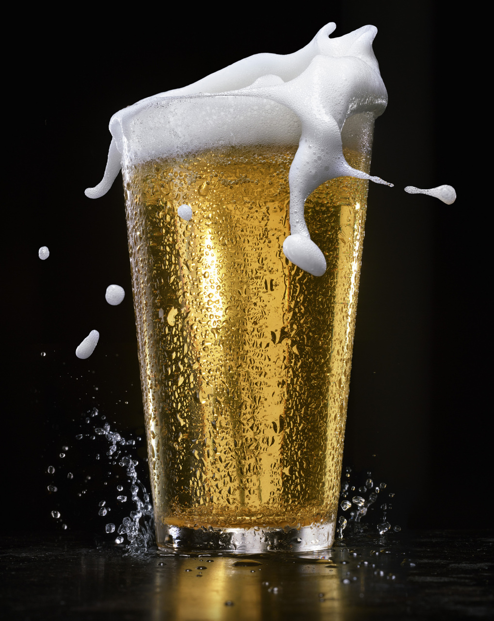 《情感语录之啤酒沫和爱》倒啤酒时上面有一层泡沫,看似庞大,抿一口全