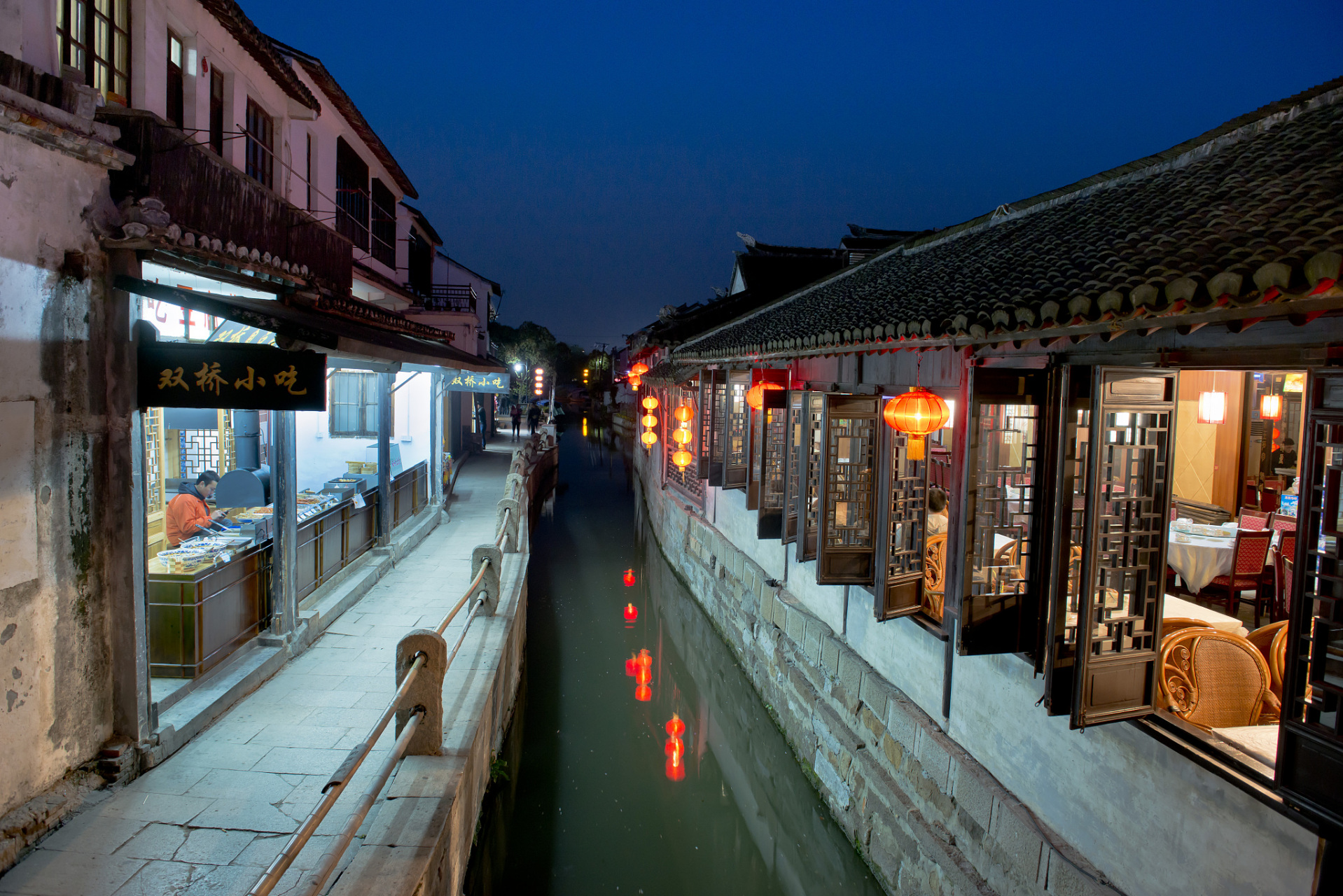 小河直街,坐落在京杭大运河,小河和余杭塘河的交汇处,承载着悠久的