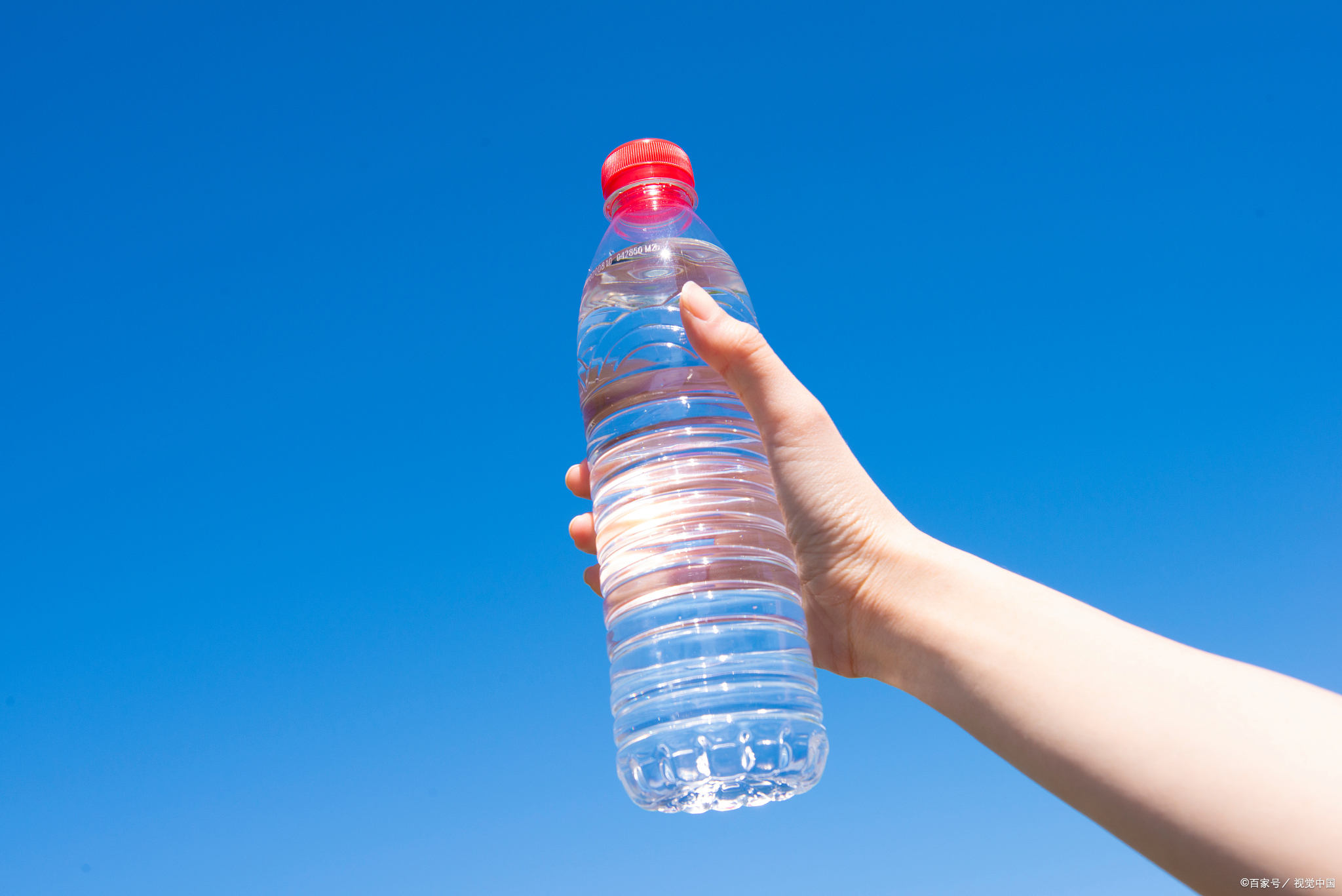 一瓶依云矿泉水卖到13元,纪念版700元,它是如何变成奢侈品的?