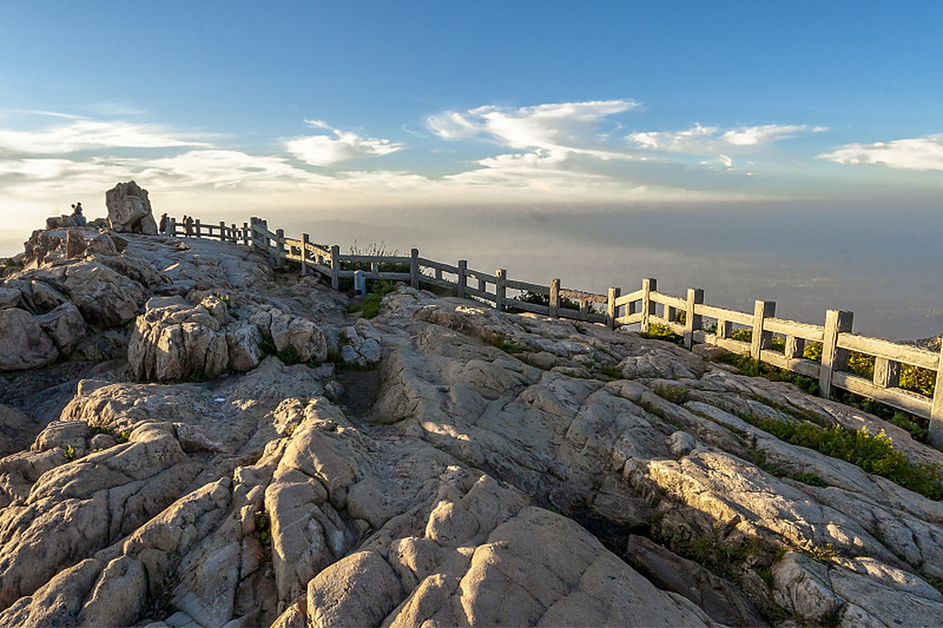 位于安徽合肥庐江县白湖镇的岱鳌山是休闲度假胜地.