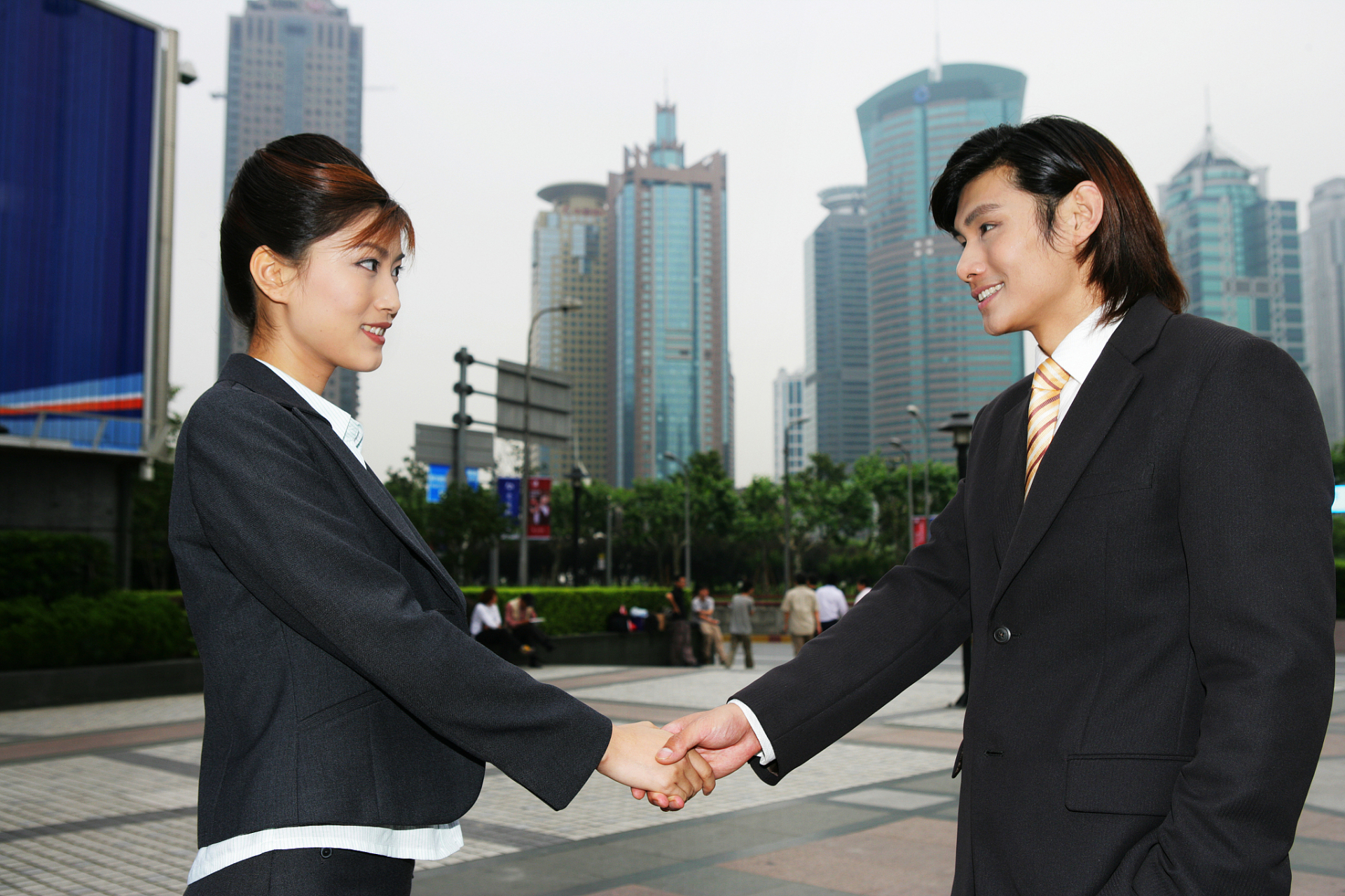 女士和领导握手礼仪图片