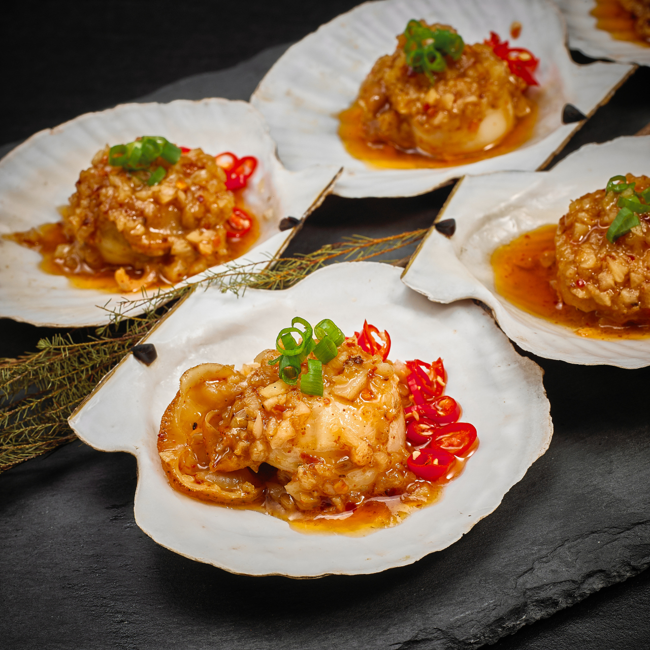 海鲜狂欢盛宴:揭秘蒜蓉蒸扇贝的烹饪魔法   一,准备盛宴的基石