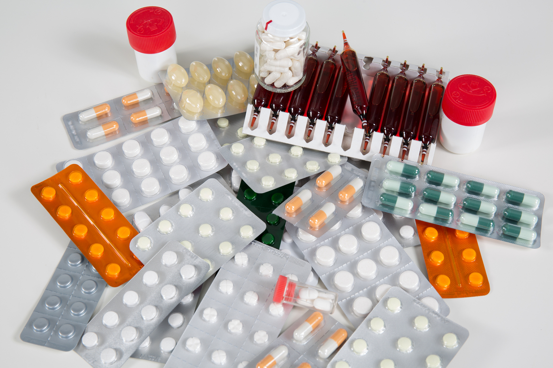 门诊上常常看到肾病患者带着一堆药来就医,有的甚至多达七八种,这让