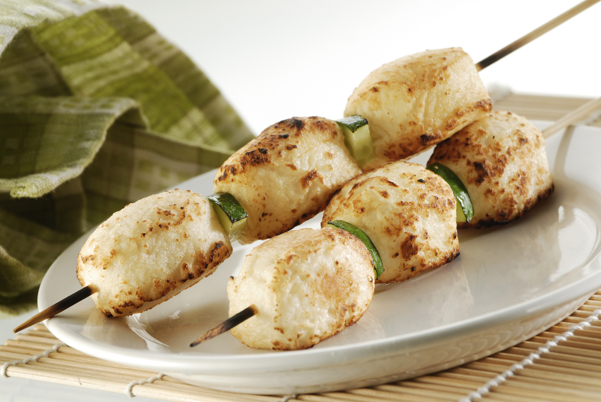 这种烧烤出来的蒜几乎没有臭味,味道很好,但是杀菌消毒作用大打折扣.