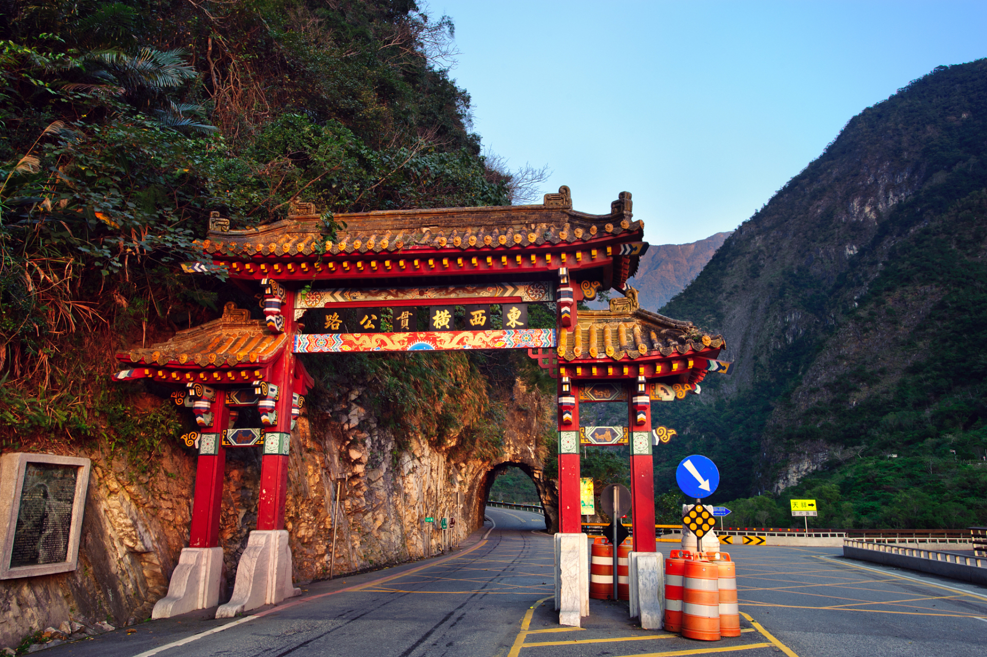 石门旅游胜地位于湖南省常德市石门县,集自然风光,人文景观和历史遗迹