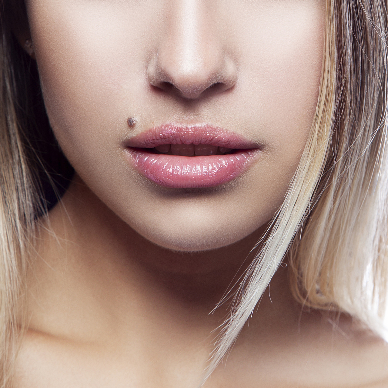 嘴皮上的痣是可以通过专业方法去除的.