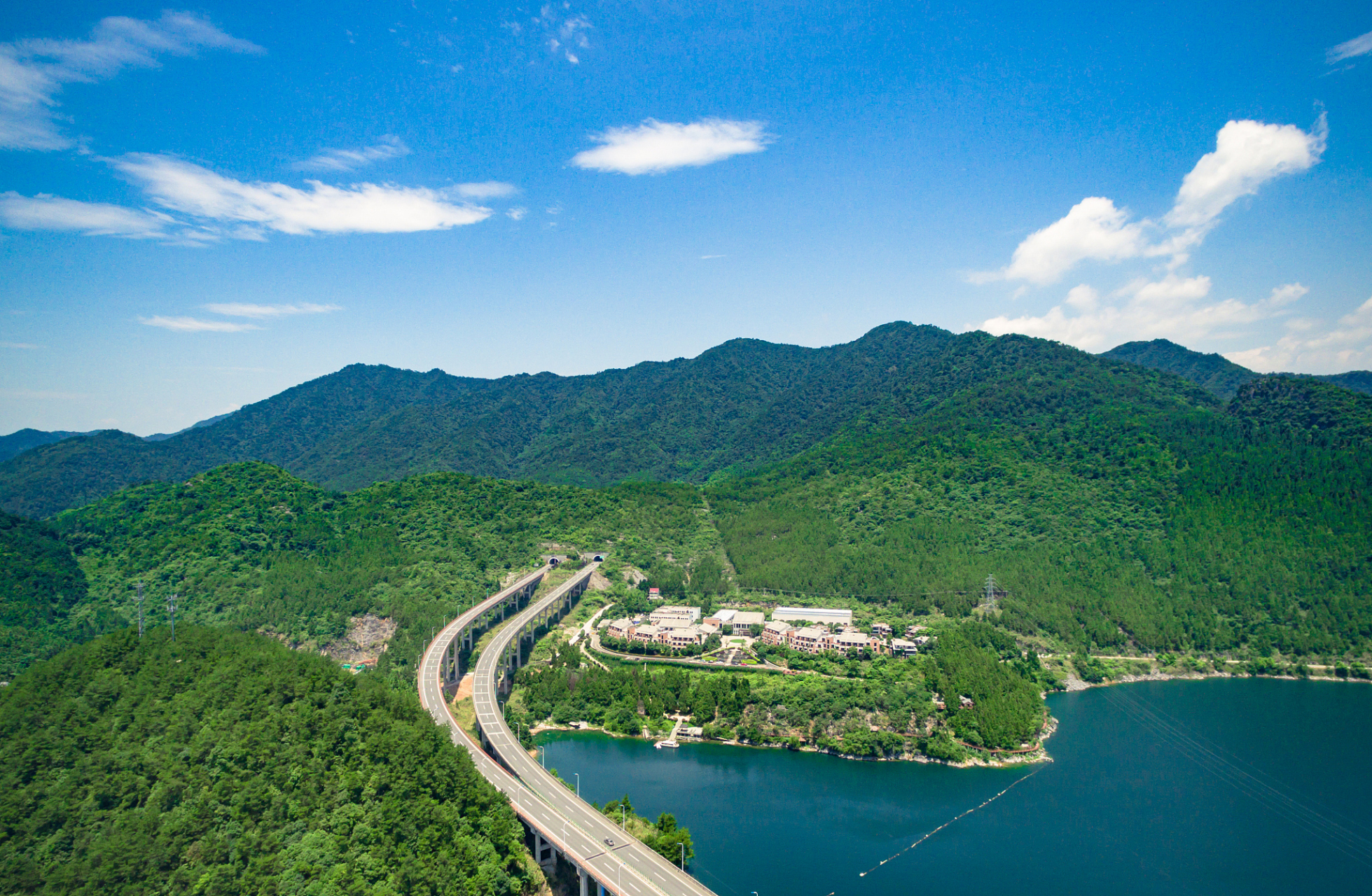 太平湖,位于安徽省黄山市黄山区太平镇,是黄山风景区内的一处天然湖泊